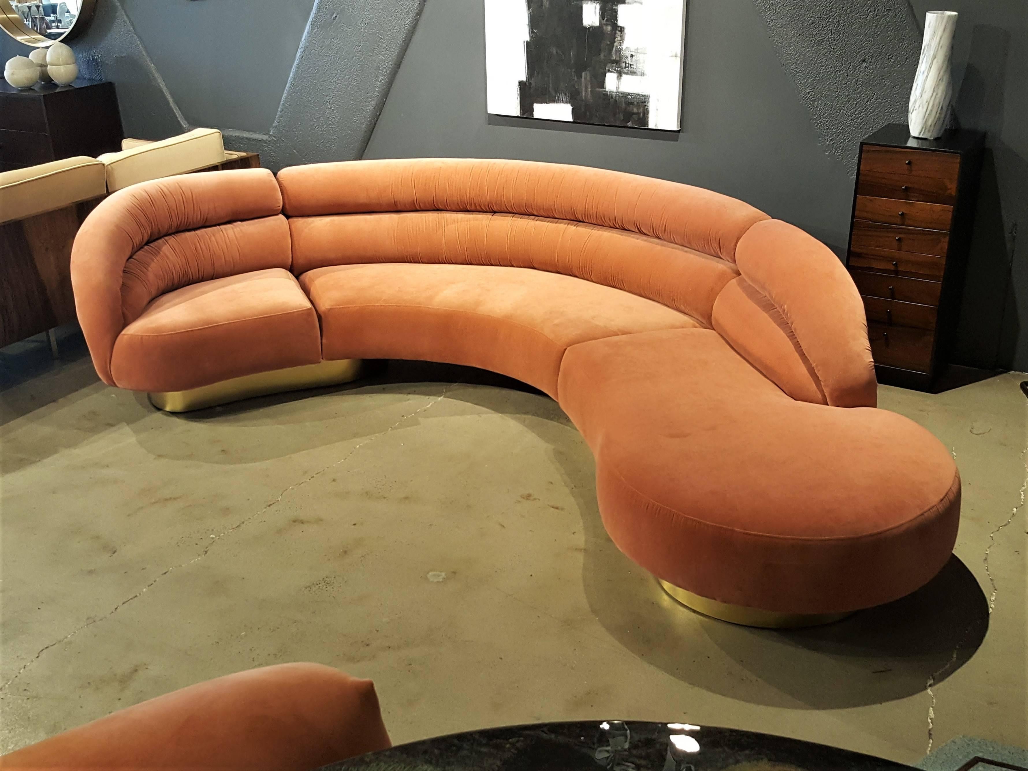 Dramatic Serpentine Sofa, Vladimir Kagan style, Blush Velvet and Brass In Excellent Condition In New York, NY