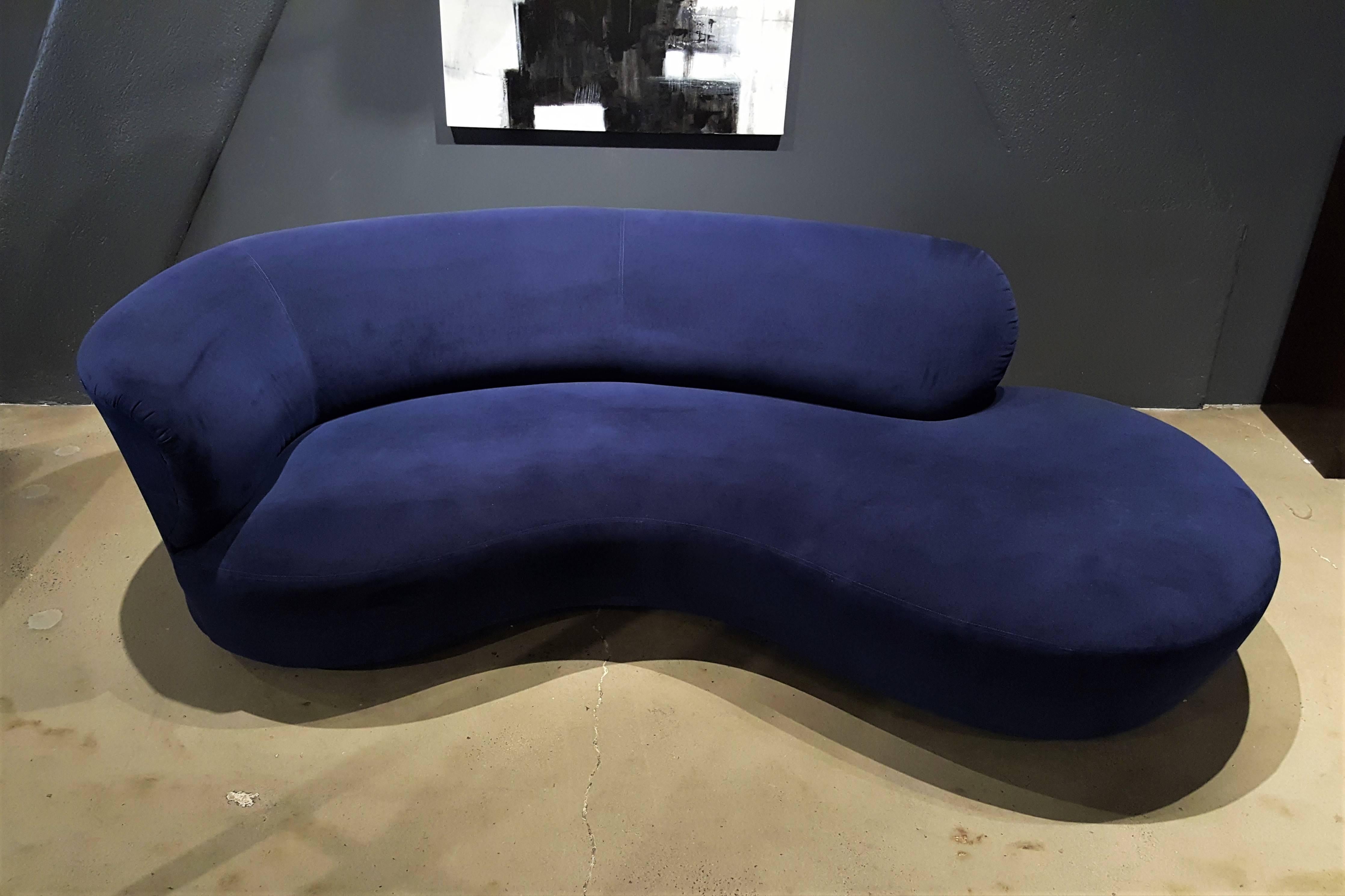 Sleek, Sculptural Serpentine Cloud 4891JL Sofa, Vladmir Kagan for Directional  In Excellent Condition In New York, NY
