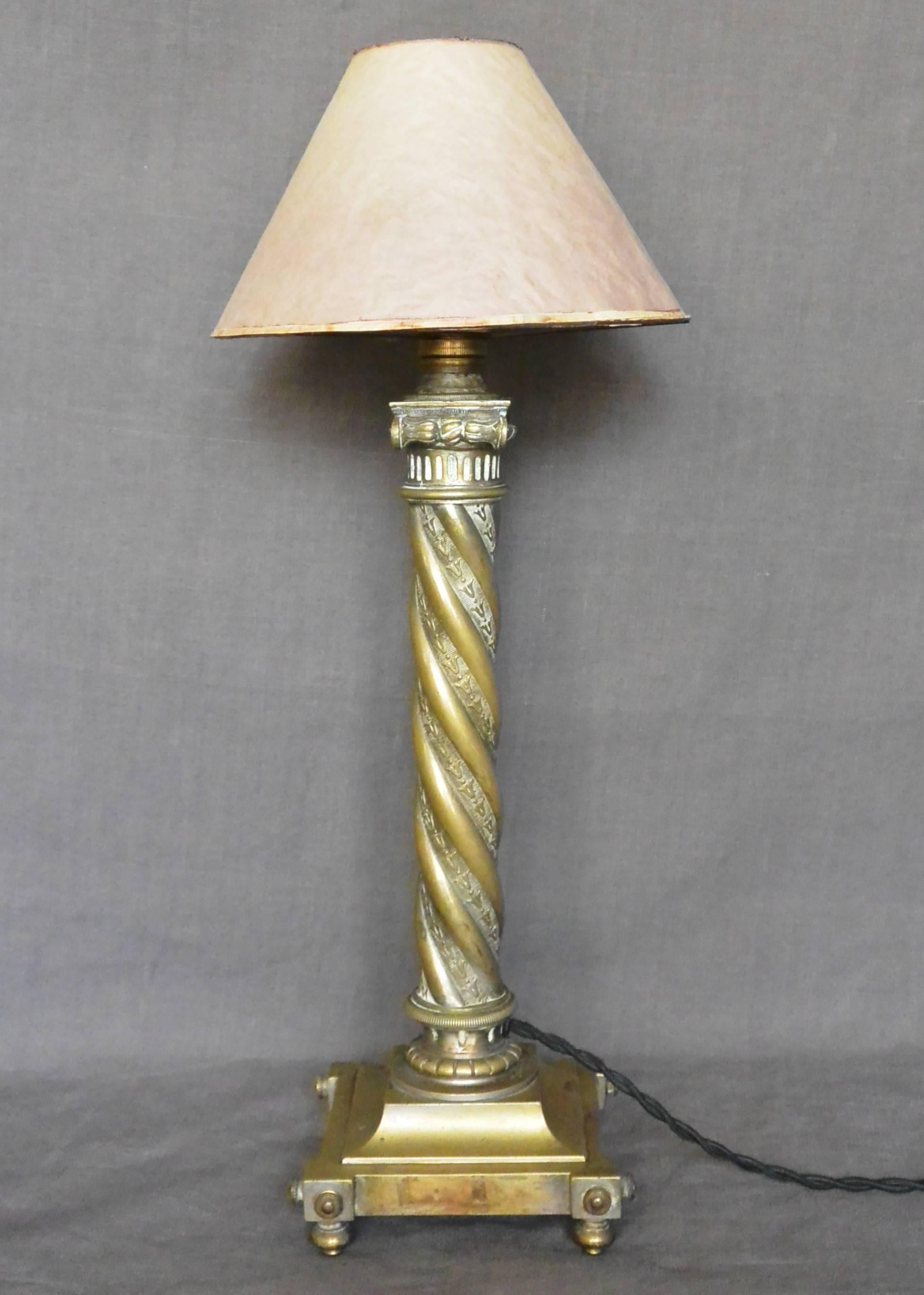 Französische Serpentinen-Säulenlampe aus Messing (Napoleon III.) im Angebot