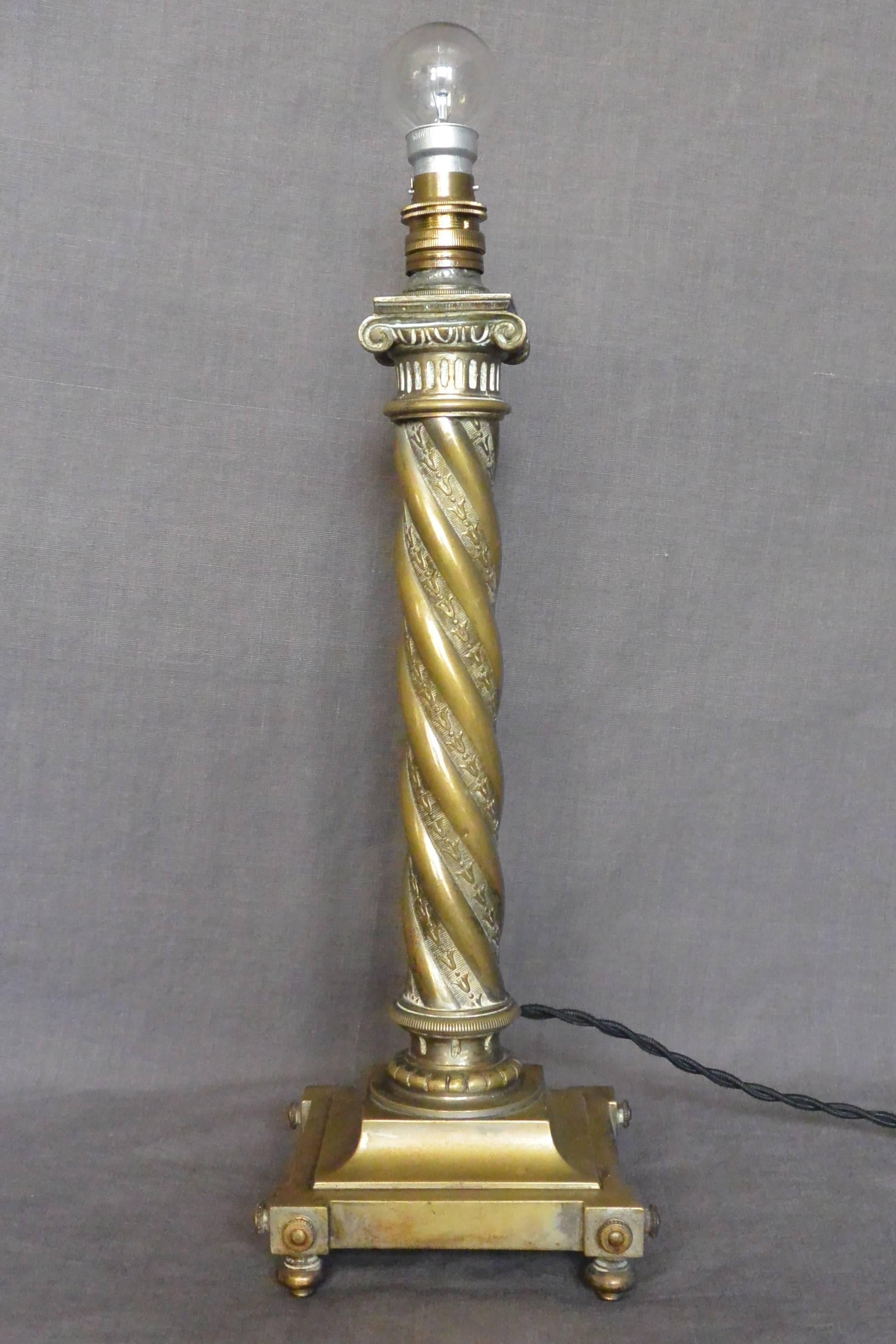 Französische Schlangensäulenlampe aus Messing.  Napoleon-III-Lampe aus Messing und Messinglegierung mit gedrehter Säule.  Frankreich um 1870.
Abmessungen: 5,75