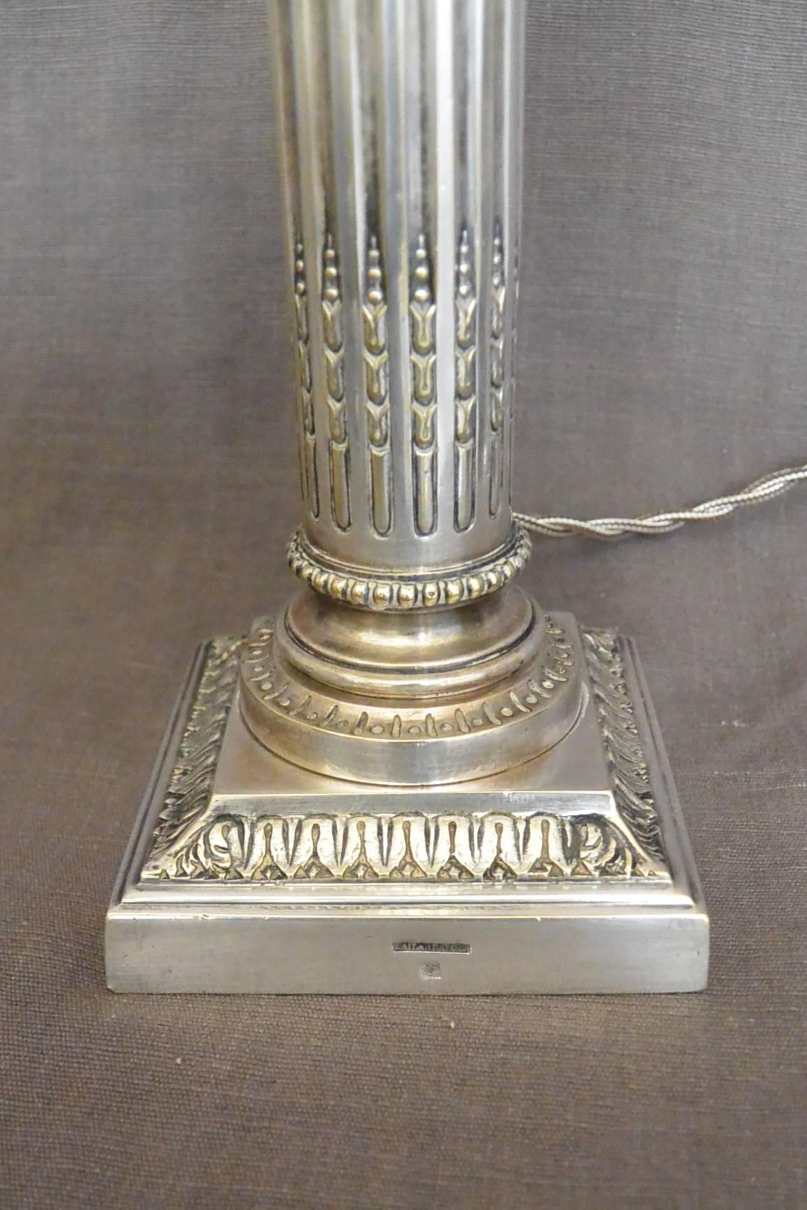 20ième siècle Lampe à bougeoirs argentée de style Louis XVI en vente