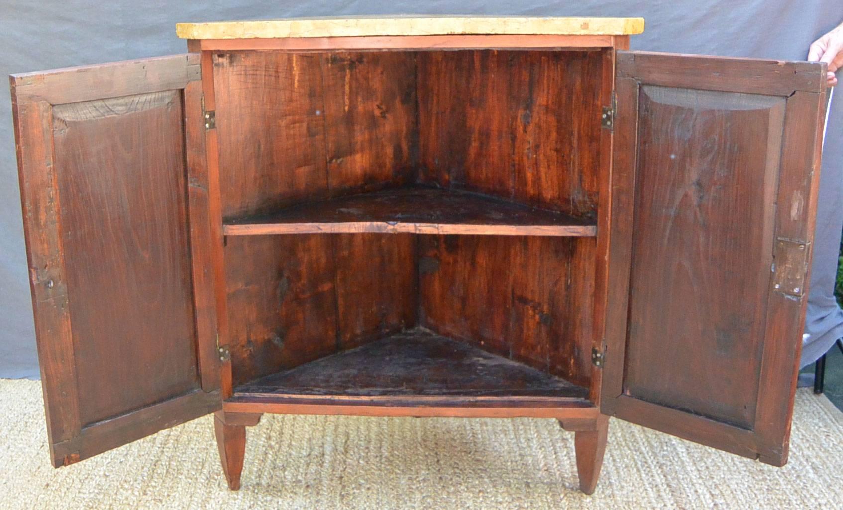 Louis XVI Neoclassical Italian Marble-Topped Angoliere Corner Cabinet For Sale