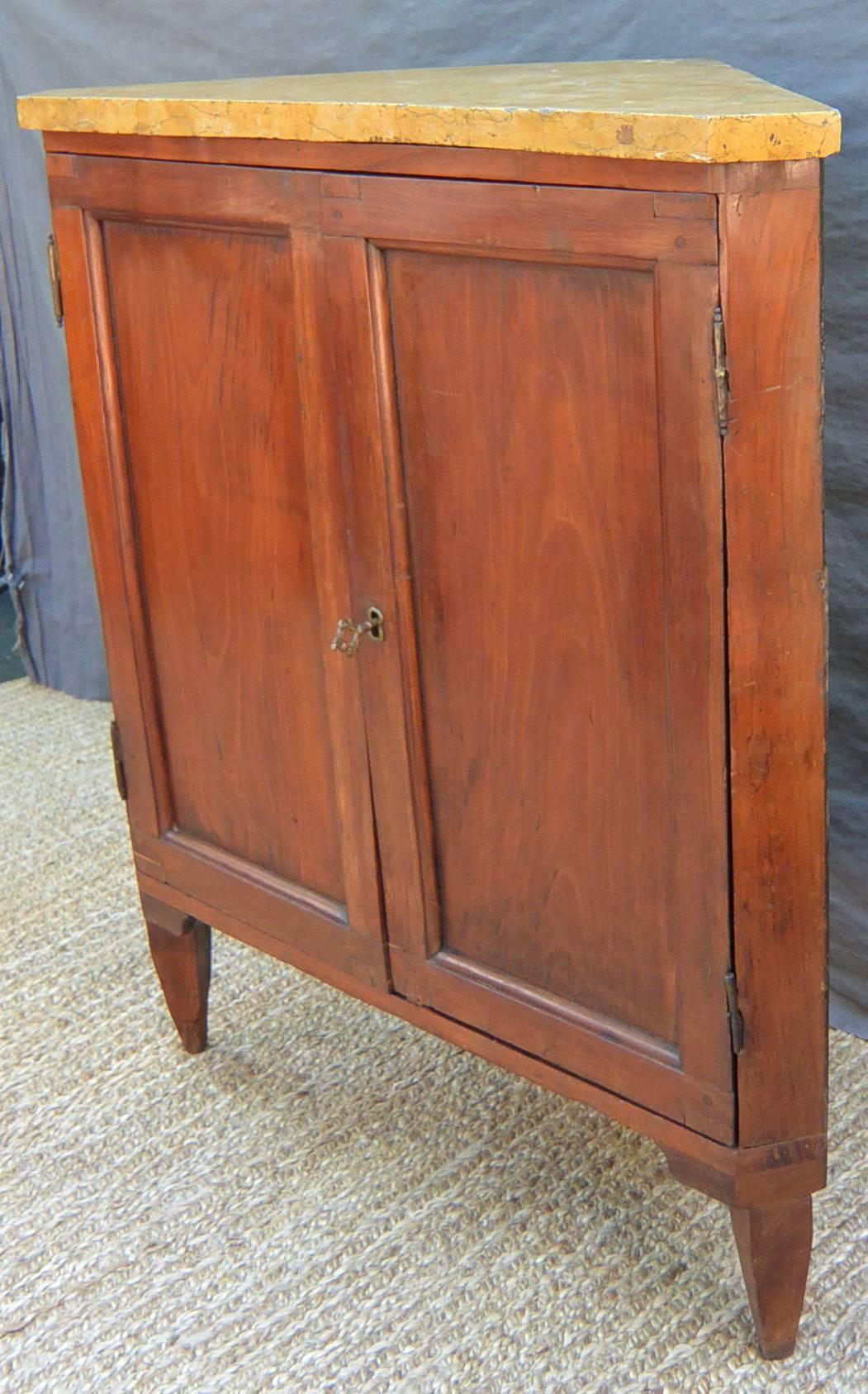 Neoclassical Italian Marble-Topped Angoliere Corner Cabinet In Good Condition For Sale In New York, NY