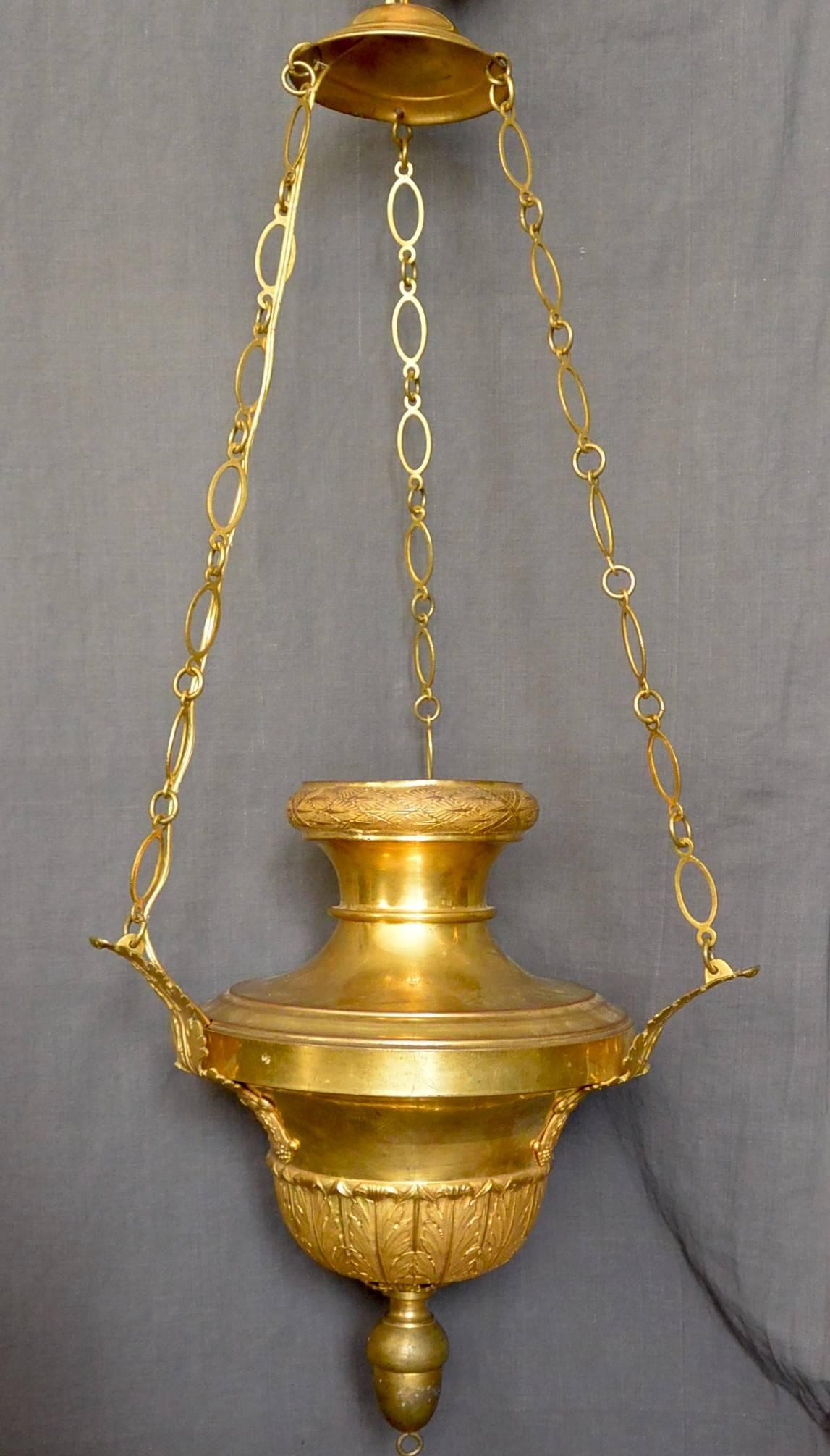 Italian Neoclassical Gilt Brass Pendant In Good Condition For Sale In New York, NY