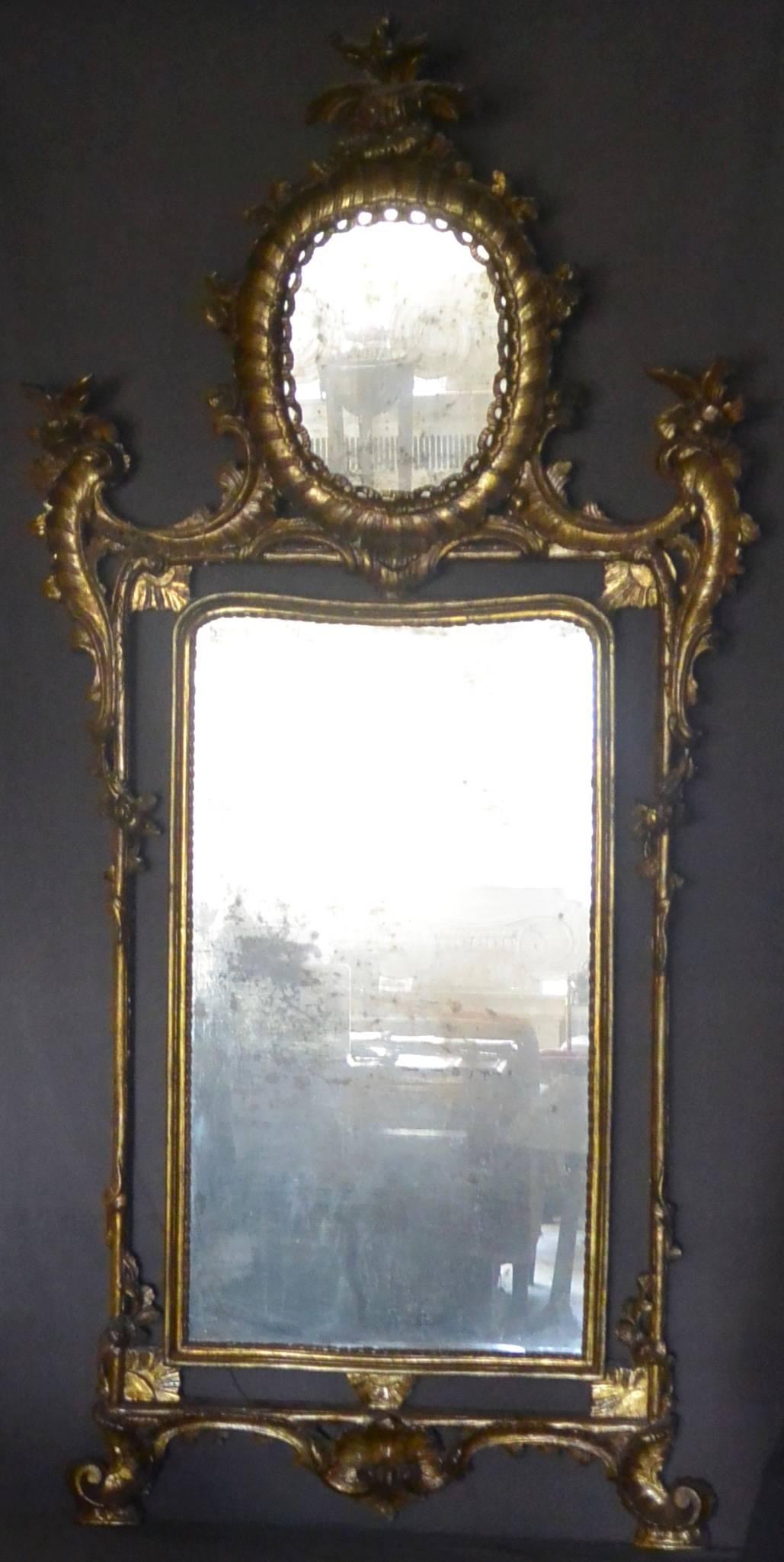 Grand miroir italien Louis XV sculpté et doré de plus de 6'-0