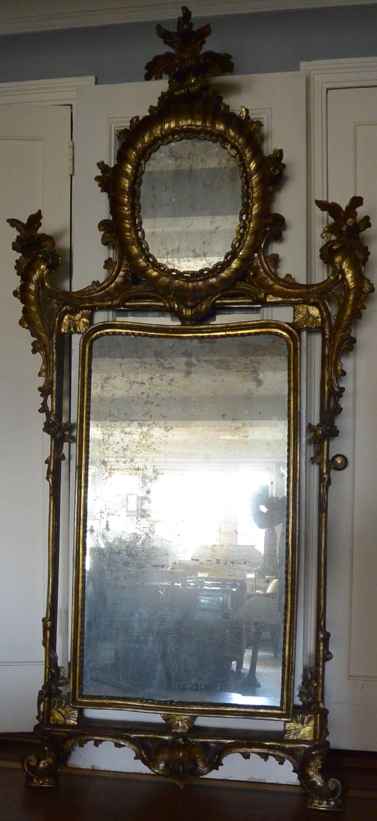 Grand miroir italien sculpté et doré de style Louis XV Bon état - En vente à New York, NY
