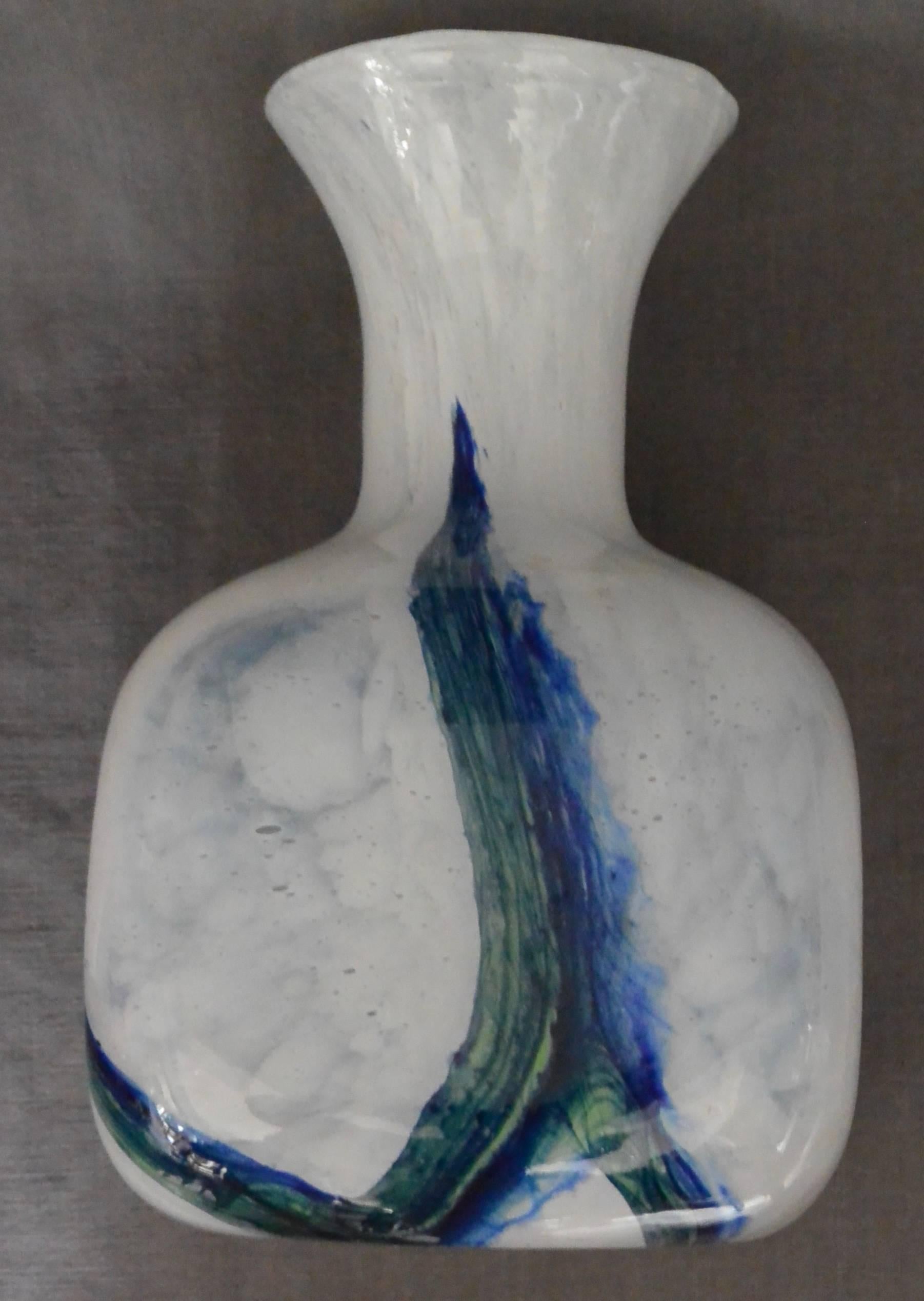 Vase aus blauem, weißem und grünem Muranoglas. Vase mit quadratischem Boden und ausgestelltem Hals. Italien, ca. 1960er Jahre. 
Abmessungen: 5.75