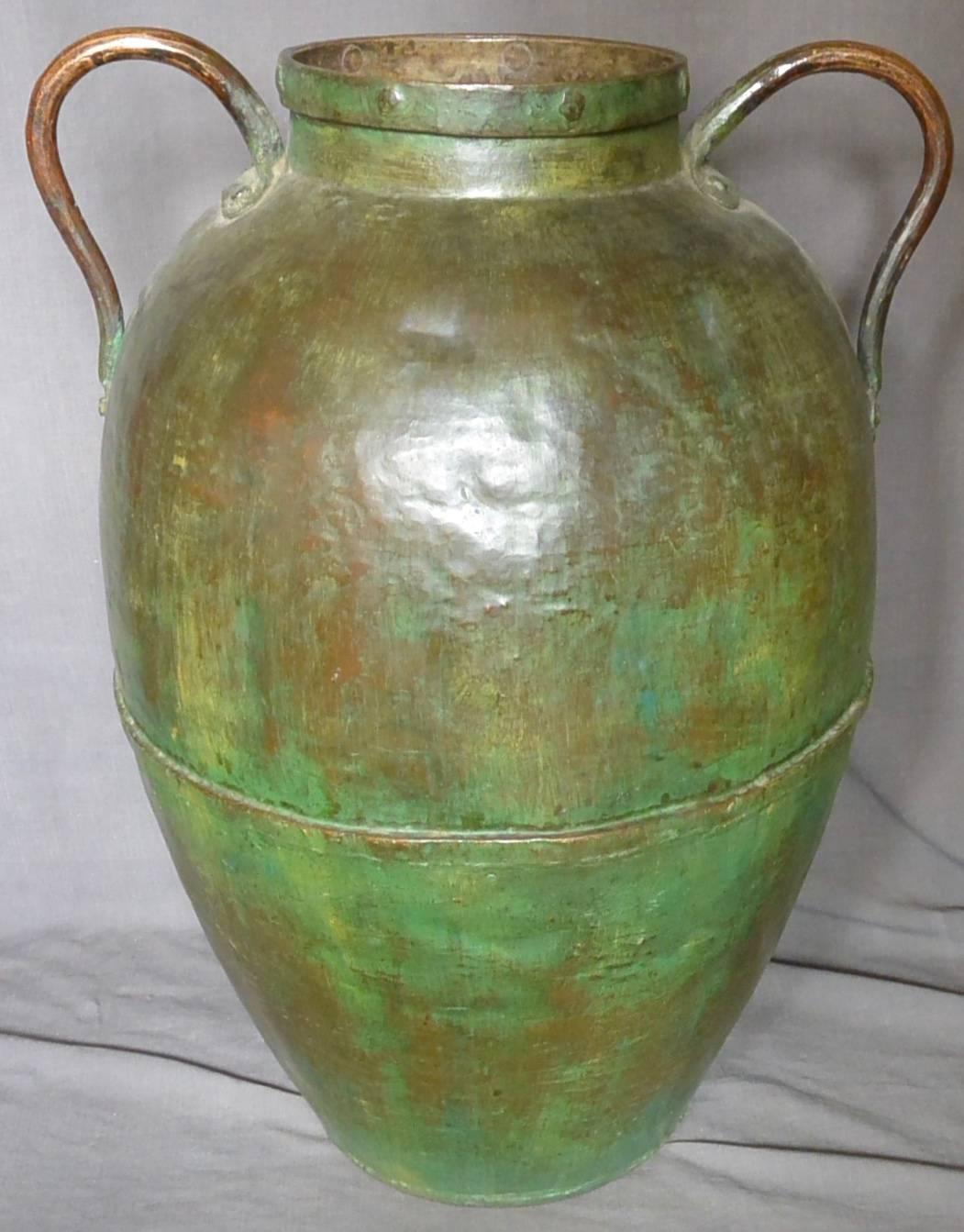 Large Italian urn of waxed patinated copper with handles and rich mottled green color, used originally for oil or water now perfect for umbrellas. Italy, 17th century.
Dimensions: 19