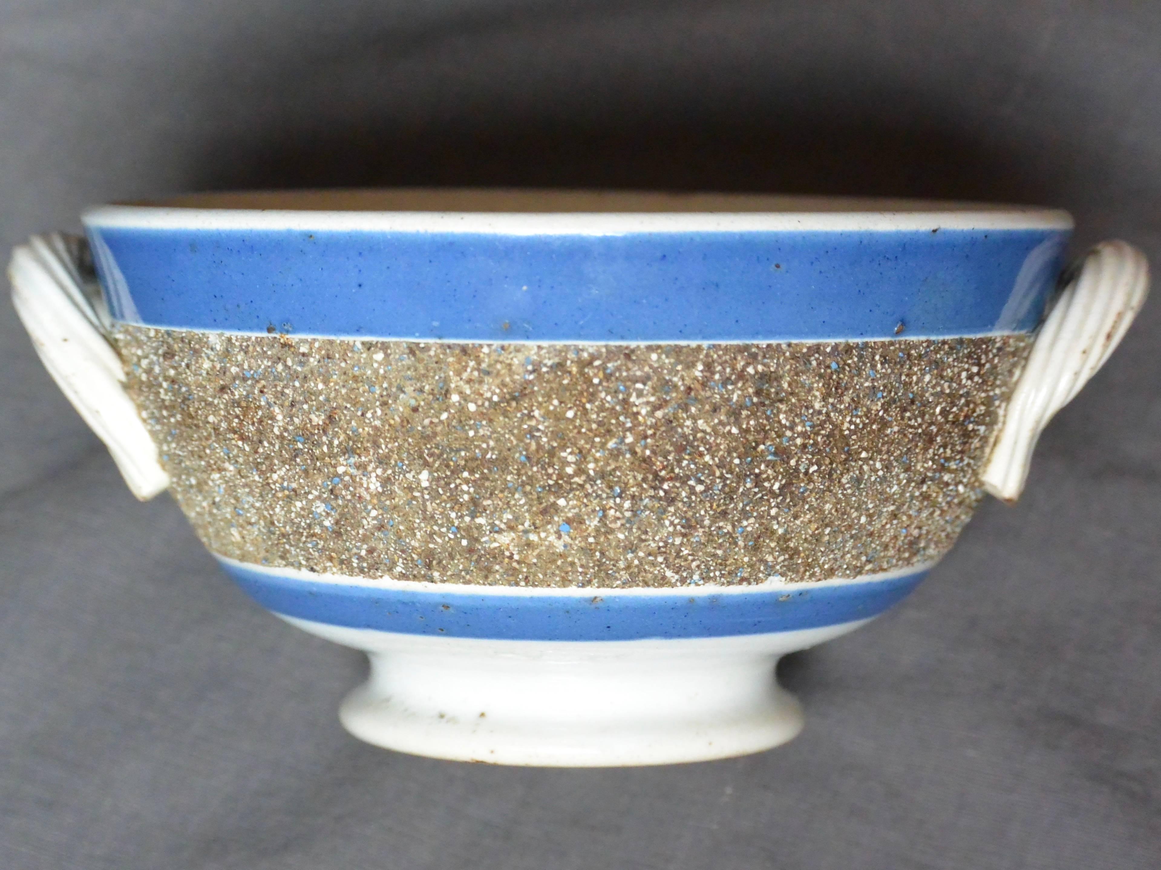 Antike blau-weiße Perlenschale mit Fuß aus Perlenware (18. Jahrhundert) im Angebot