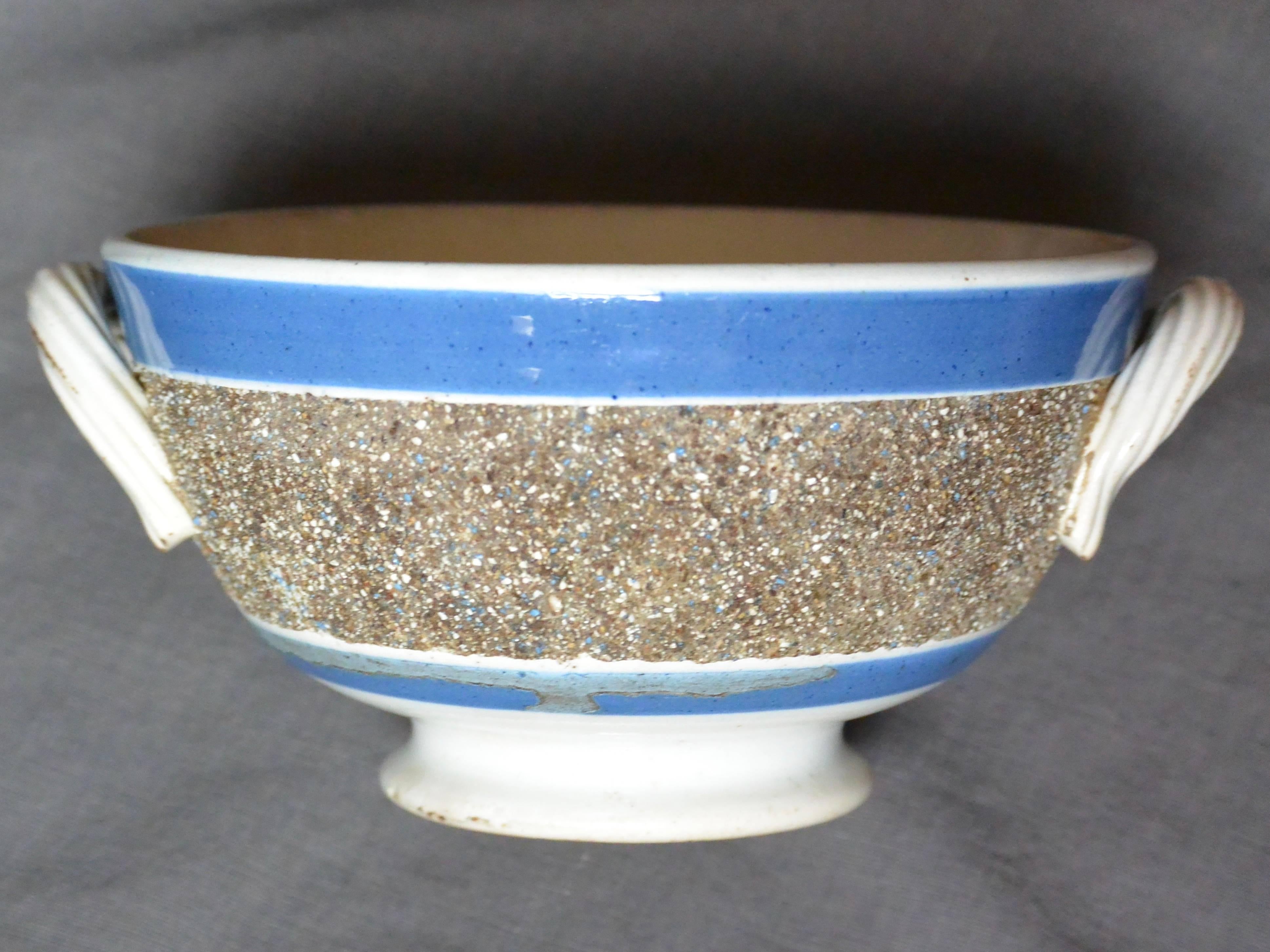 Antike blau-weiße Perlenschale mit Fuß aus Perlenware (Englisch) im Angebot