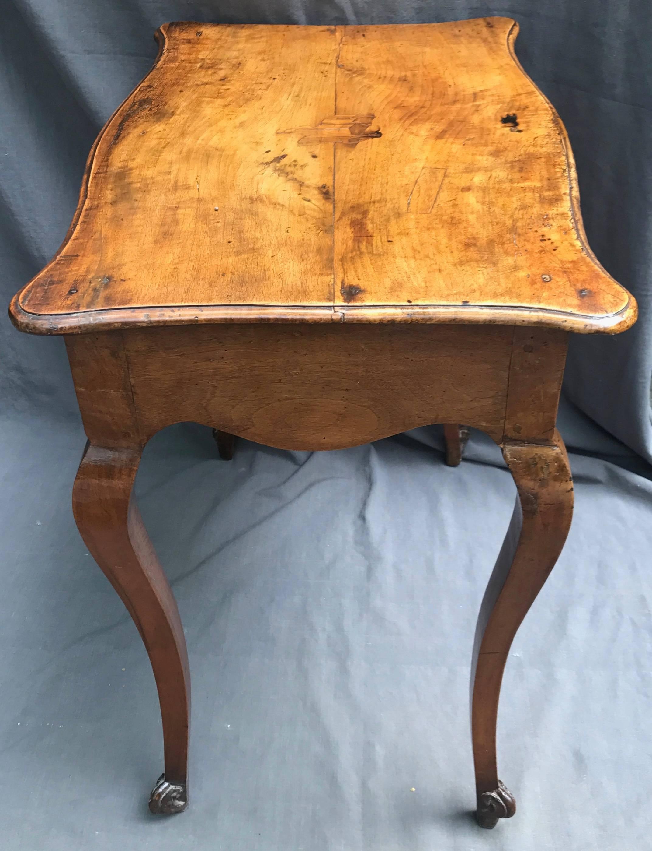 Louis XV Provincial Walnut Side Table In Good Condition For Sale In New York, NY
