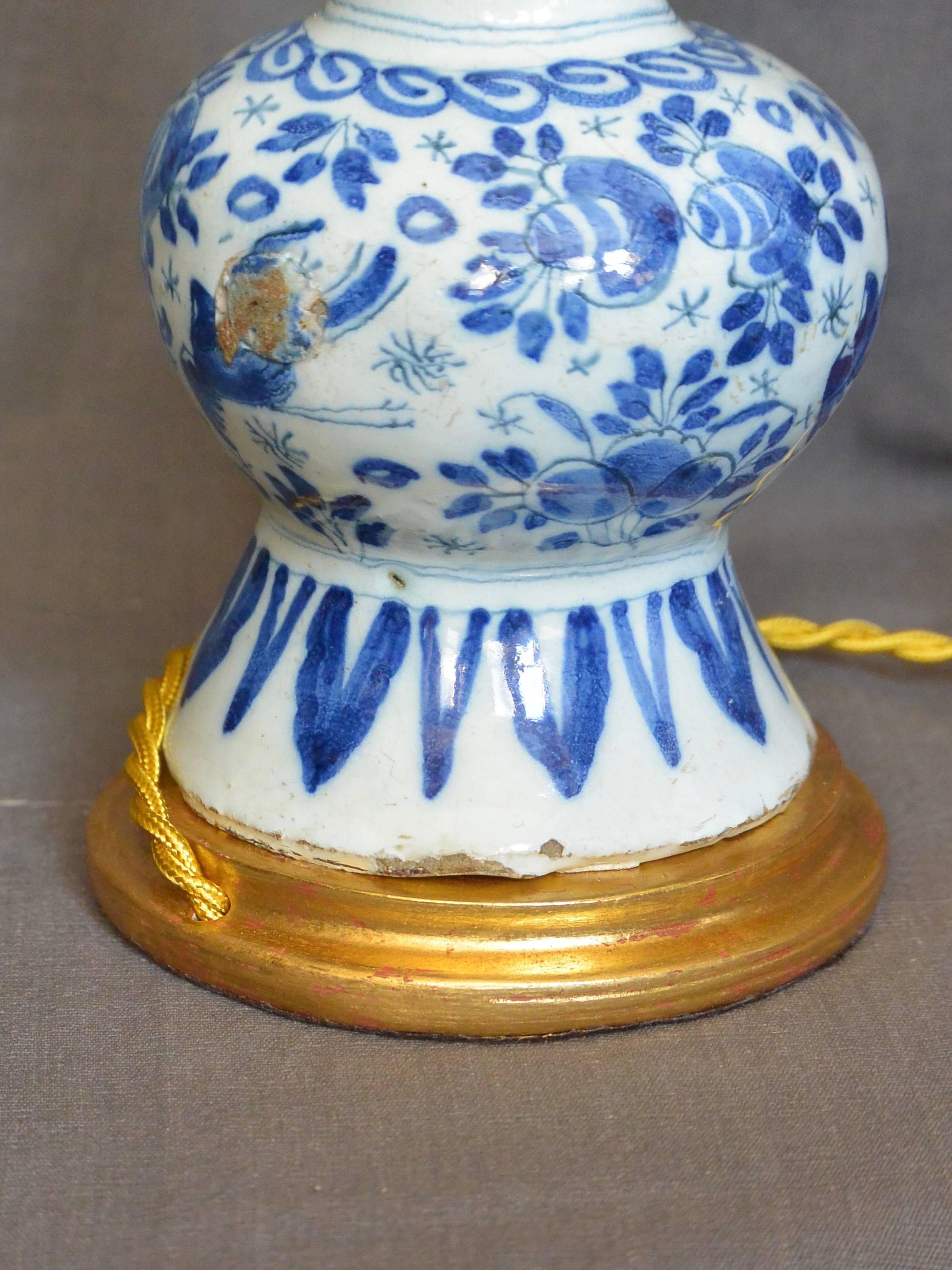 XVIIIe siècle Lampe vase hollandaise de Delft bleue et blanche sur base dorée à l'eau en vente