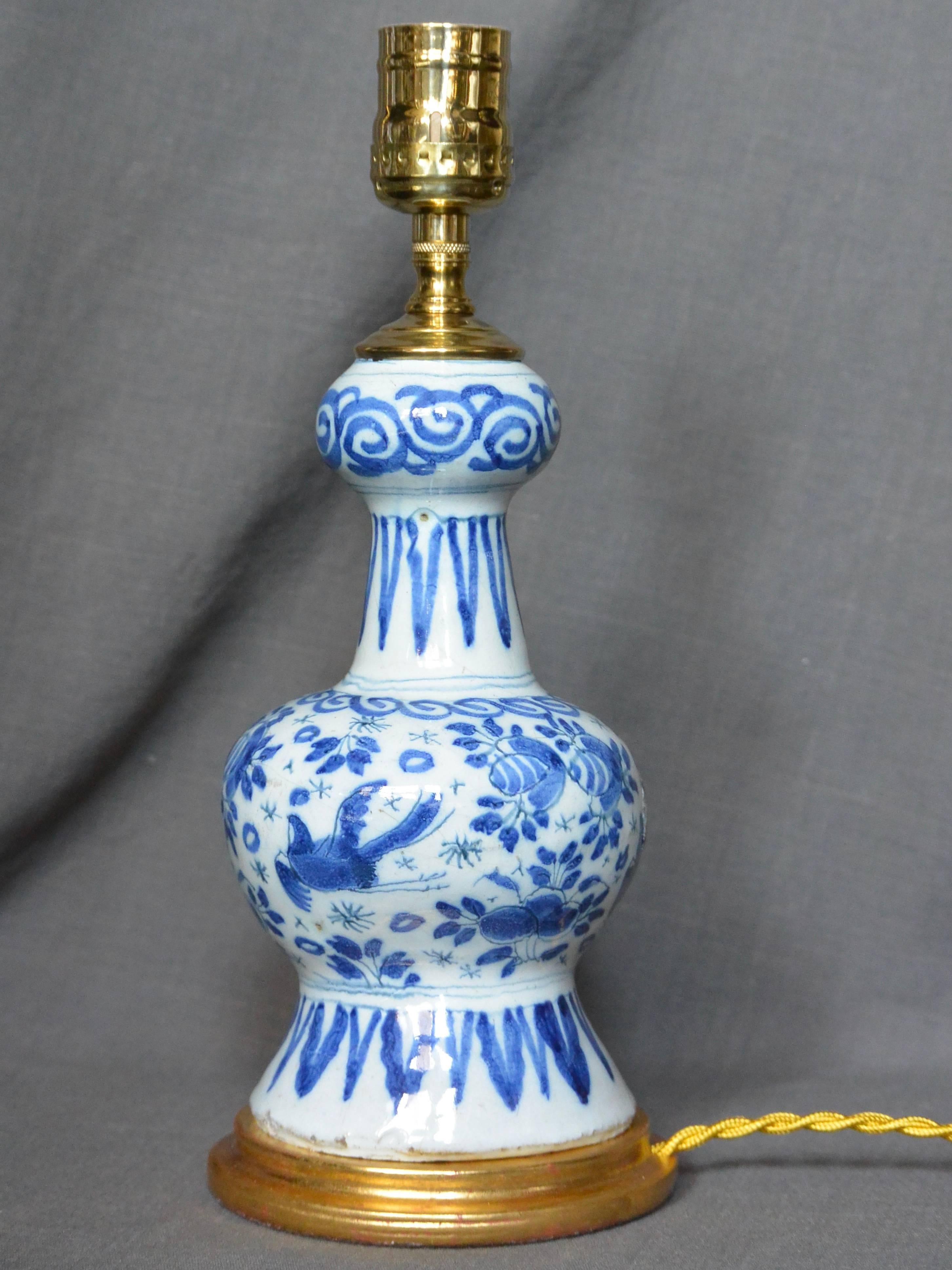 Néerlandais Lampe vase hollandaise de Delft bleue et blanche sur base dorée à l'eau en vente