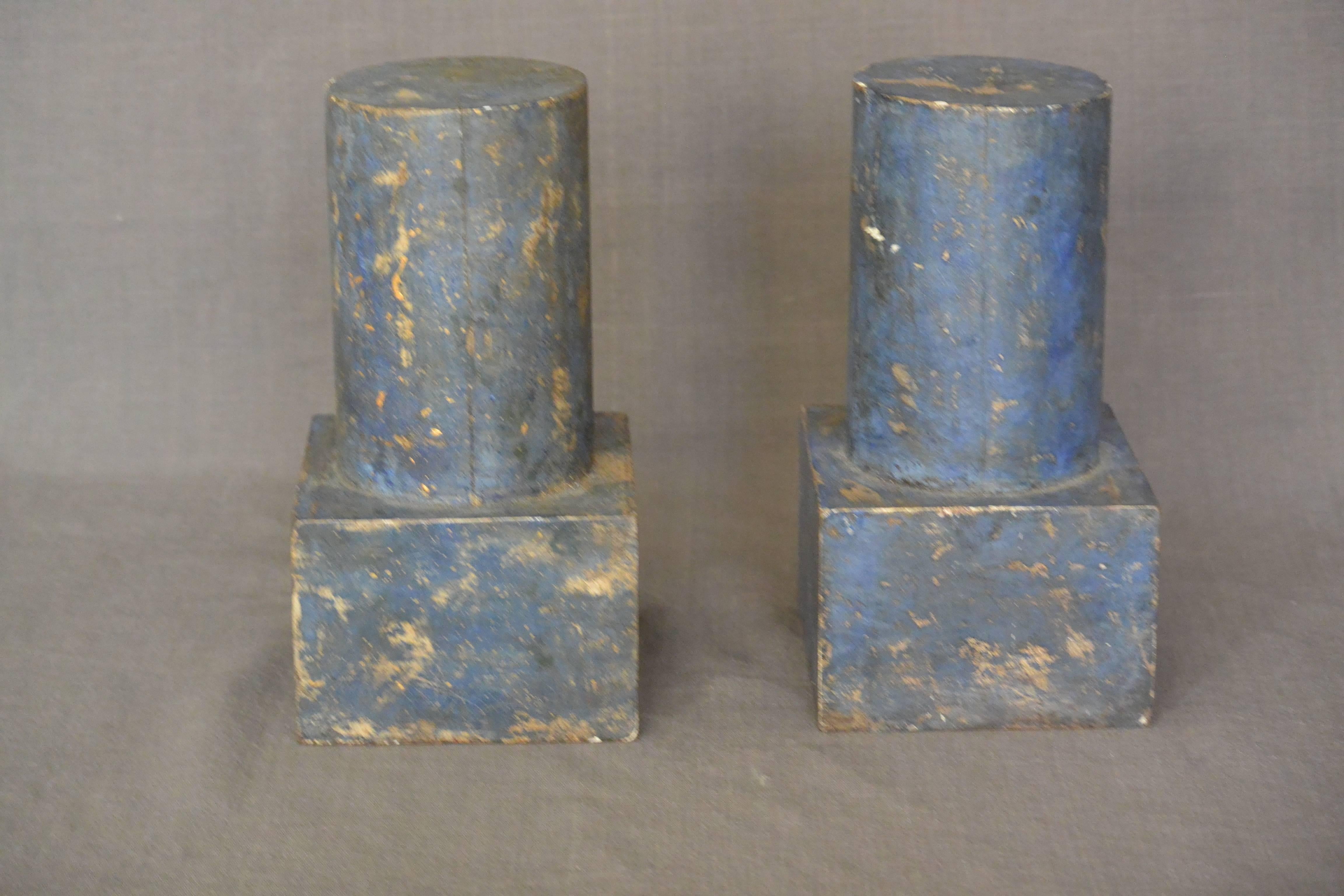 Pareja de pequeños pedestales decorativos italianos de caoba pintados de azul Pintado a mano en venta