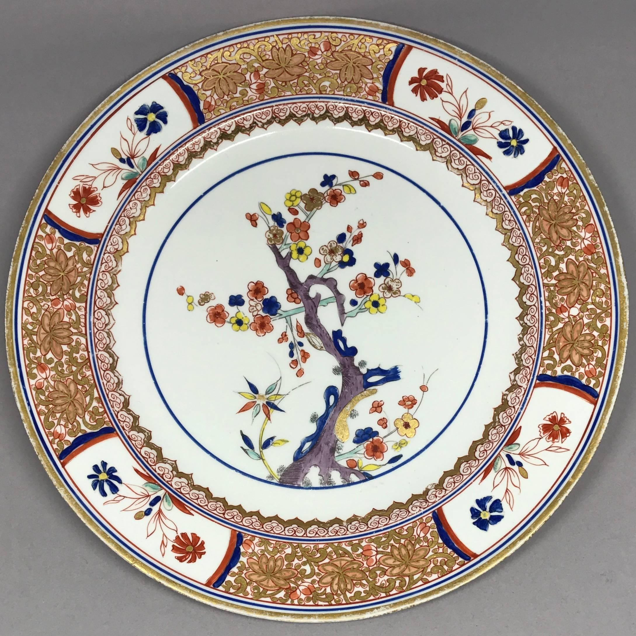 Ensemble de quatre assiettes en forme d'arbre de vie peintes en doré par Spode. Ensemble de quatre assiettes anglaises parfaites dans le style kakiemon avec de riches bordures florales dorées et rouge fer avec des réserves de fleurs orientales