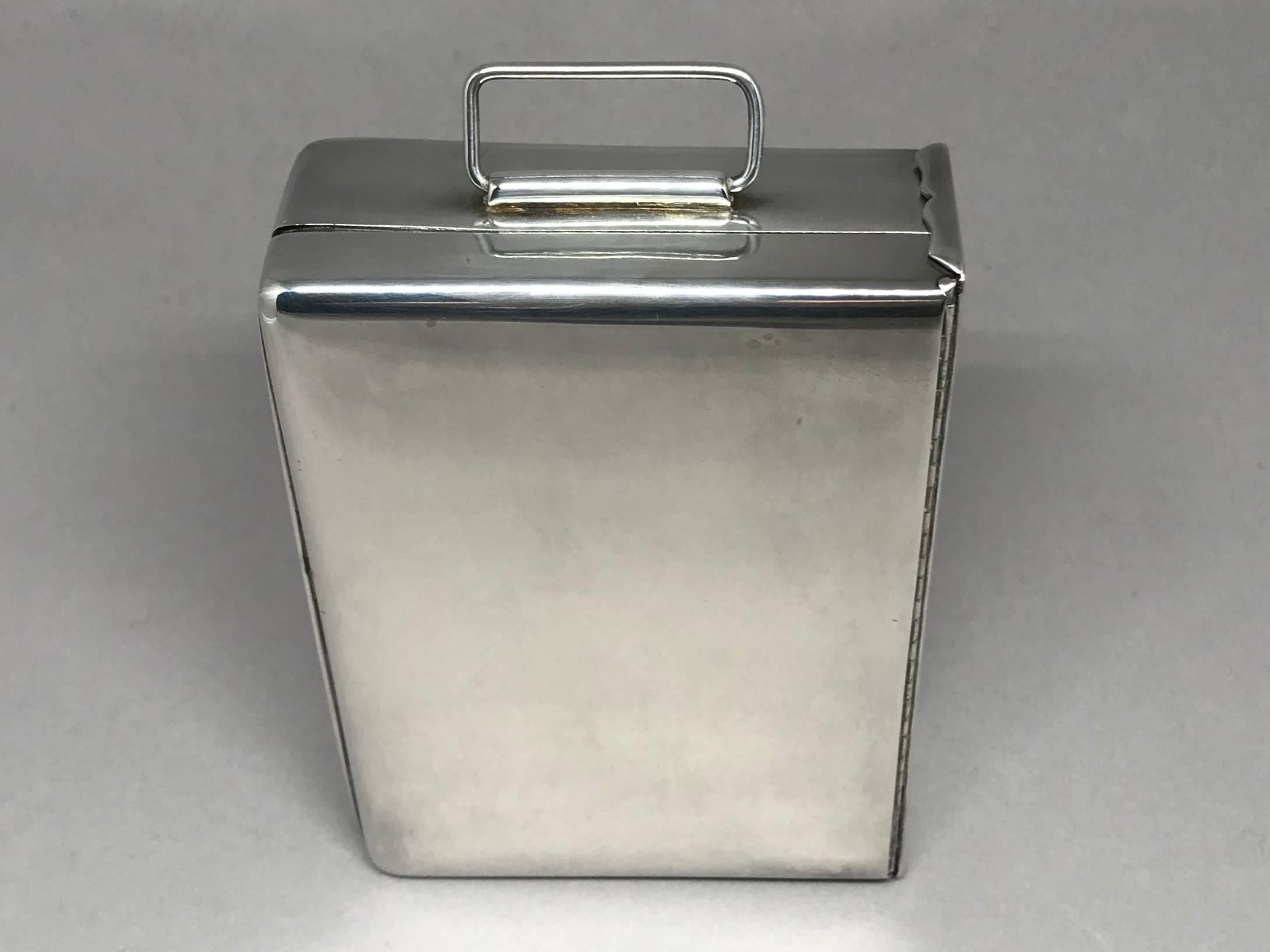 Silver cigarette box. Cigarette box vintage silver plated cigarette box with double-hinged top and handle, United States, mid-20th century.
Dimensions: 4.25