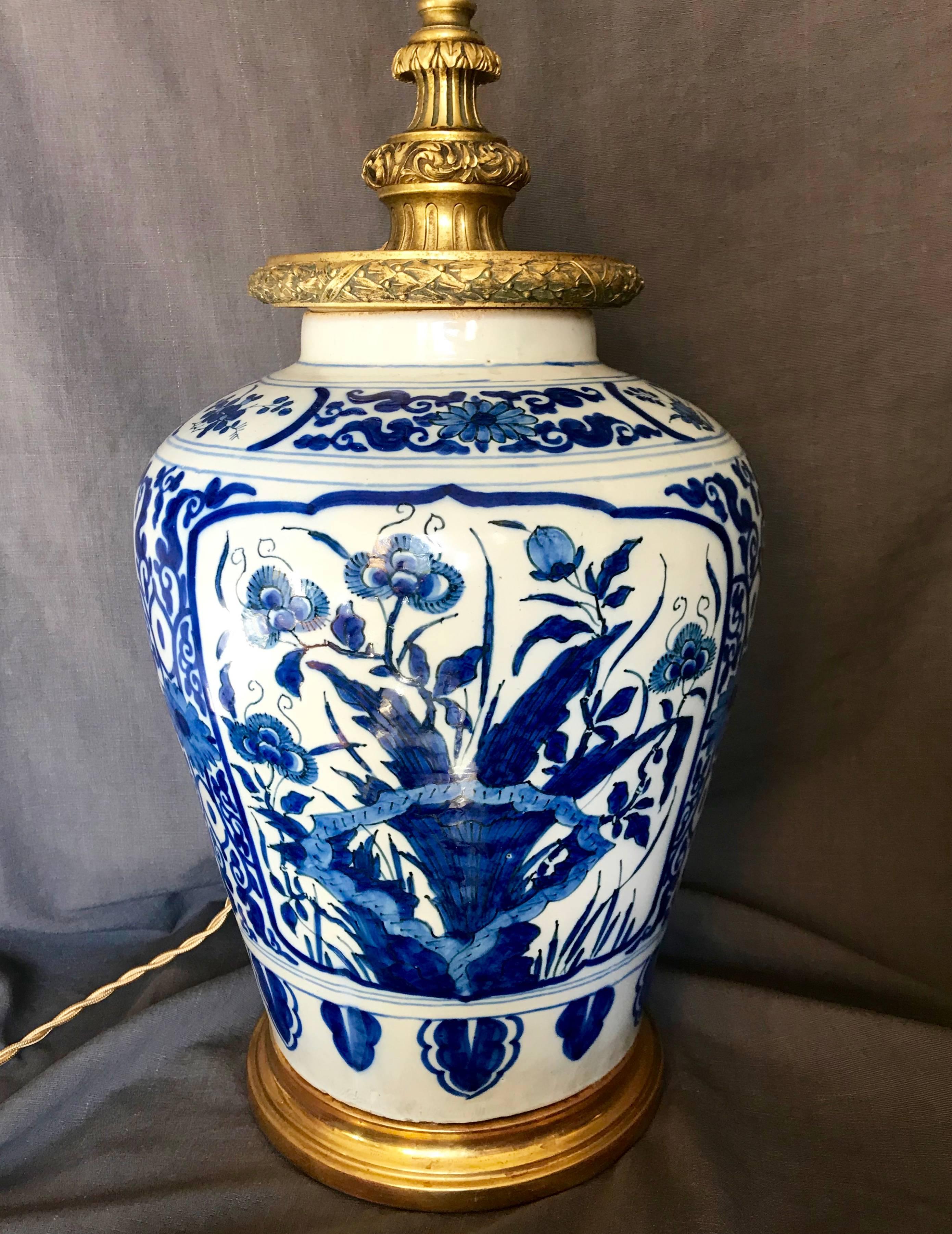 Porcelaine Lampe hollandaise de Delft bleue et blanche en vente