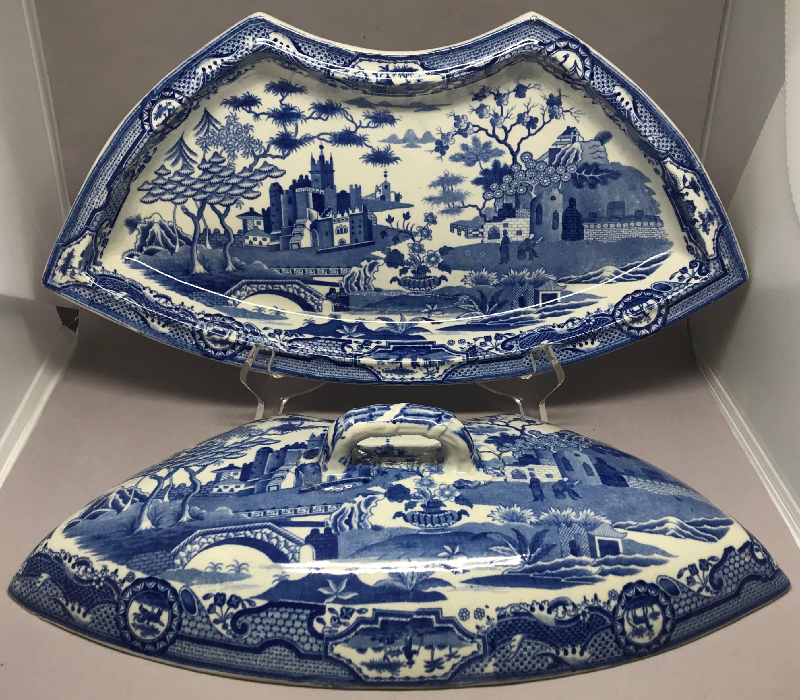 Blue and white Spode chinoiserie crescent covered dish. Early Spode 