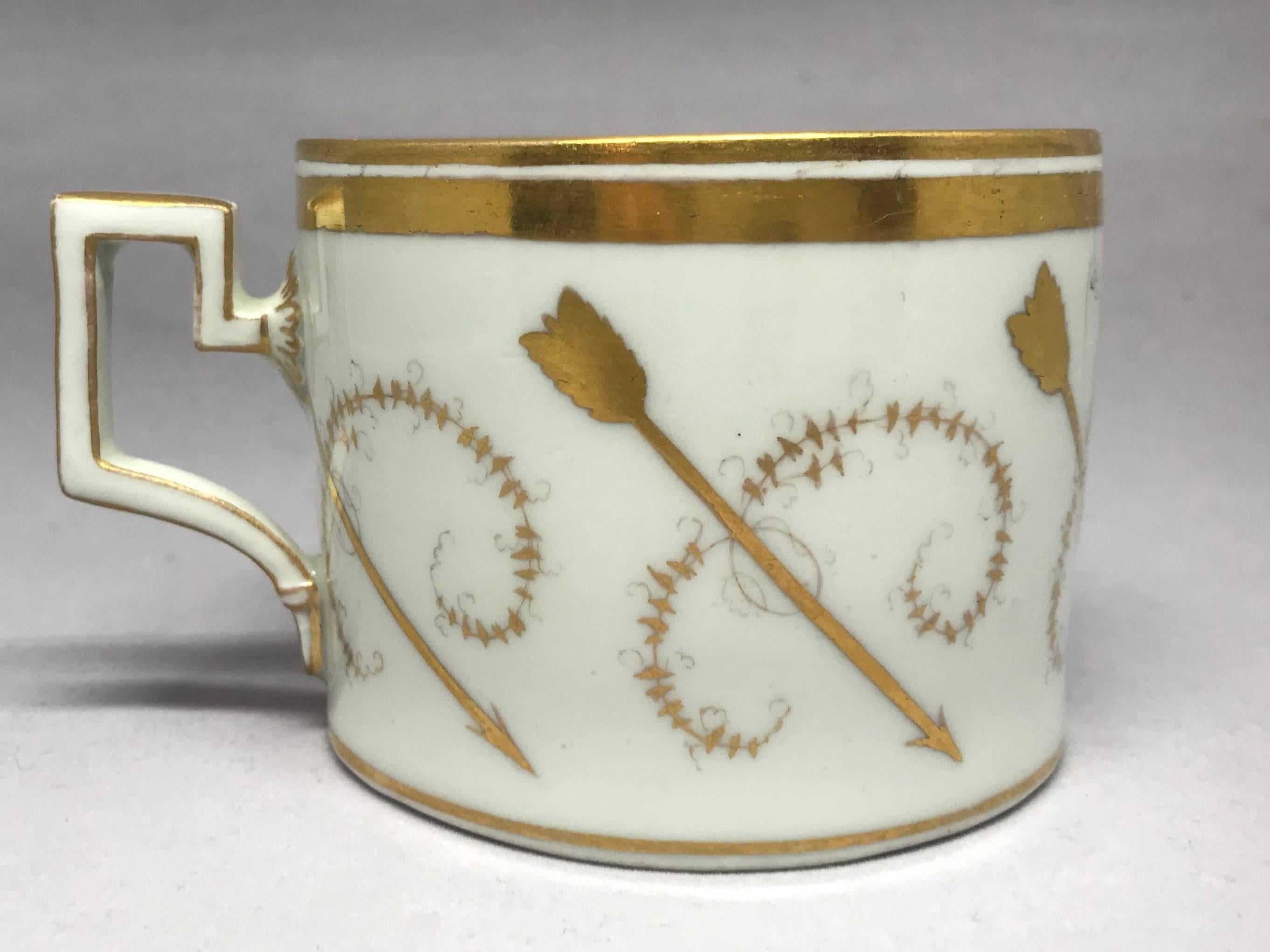 Autrichien Tasse et soucoupe Arrow néoclassique blanche et dorée en vente