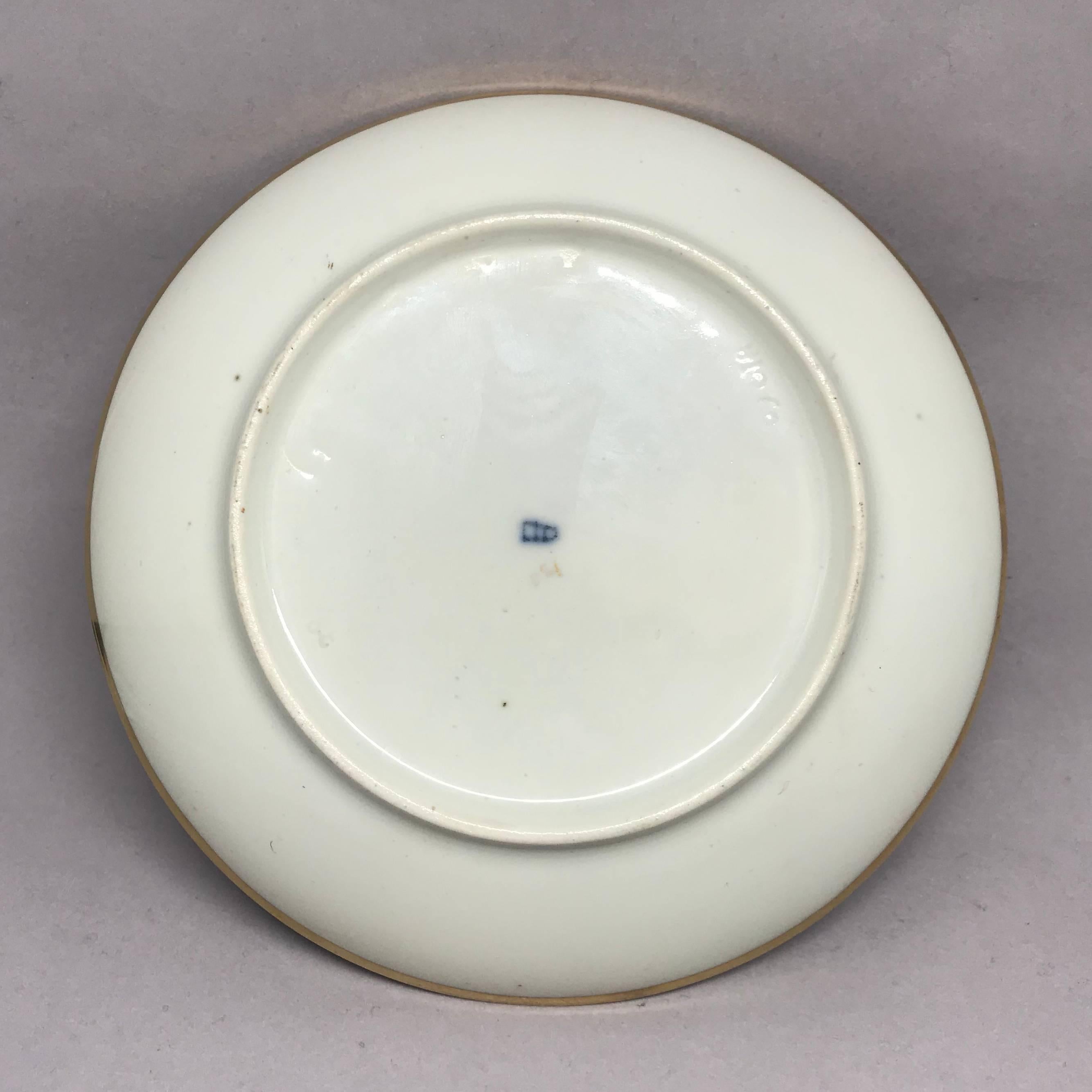 White and Gilt Neoclassical Cupid Arrow Cup & Saucer In Good Condition For Sale In New York, NY