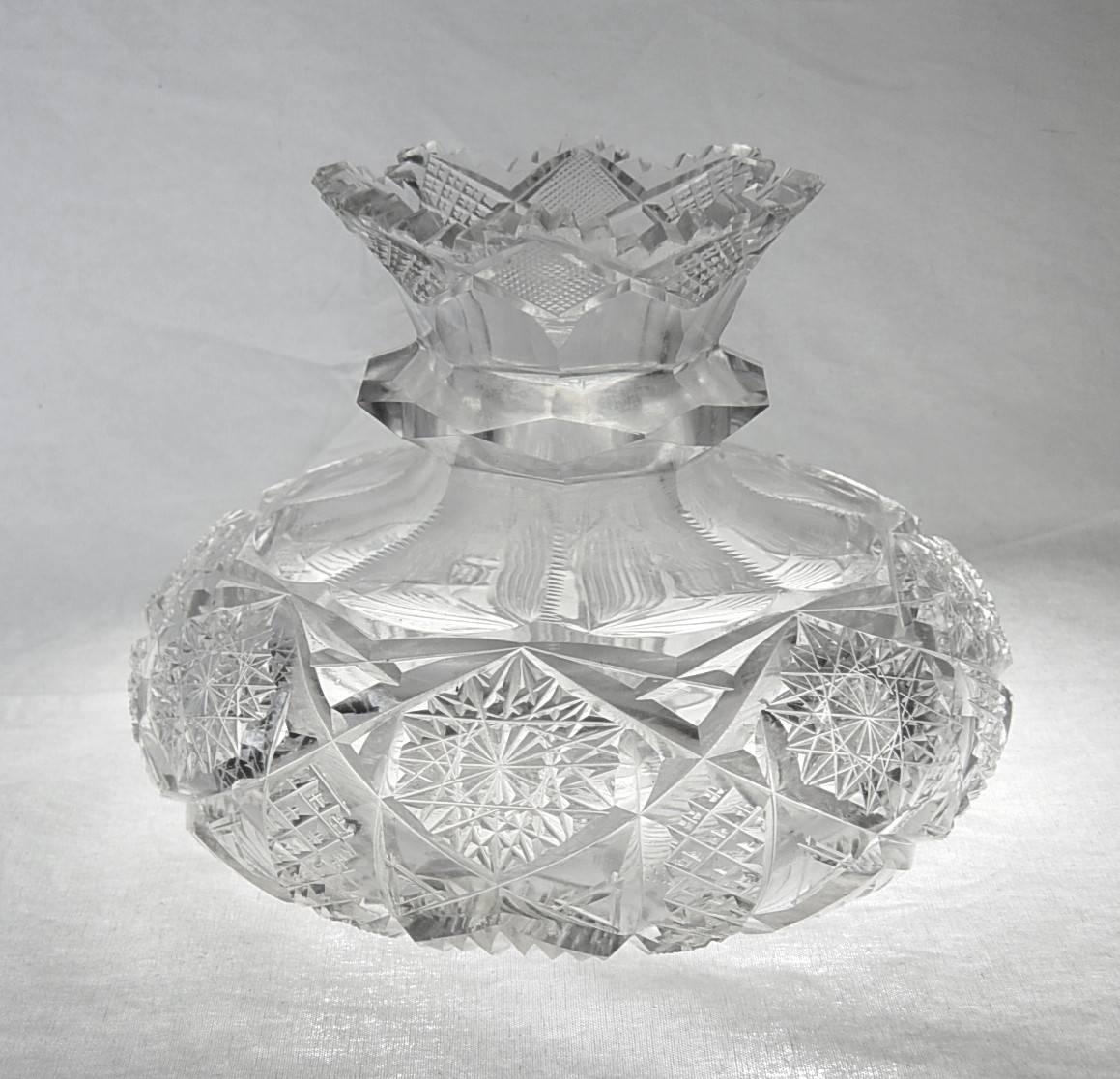 Antique English cut crystal vase.
Dimension: 8