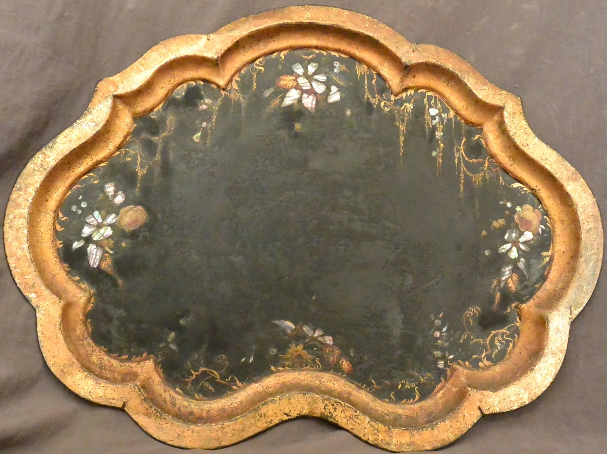 Antique gilt and black painted tole shaped tray with mother-of-pearl inlay, Italy, circa 1870s.
Dimension: 32