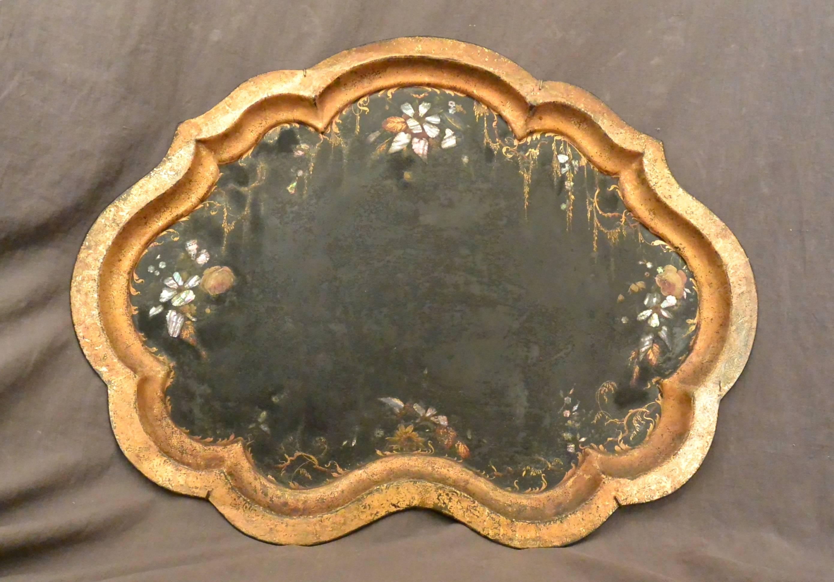Italian Gilt and Painted Tole Shaped Tray In Good Condition In New York, NY