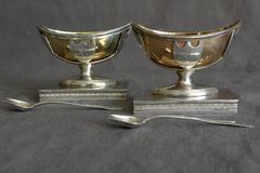 Pareja de sales italianas de plata dorada con forma náutica