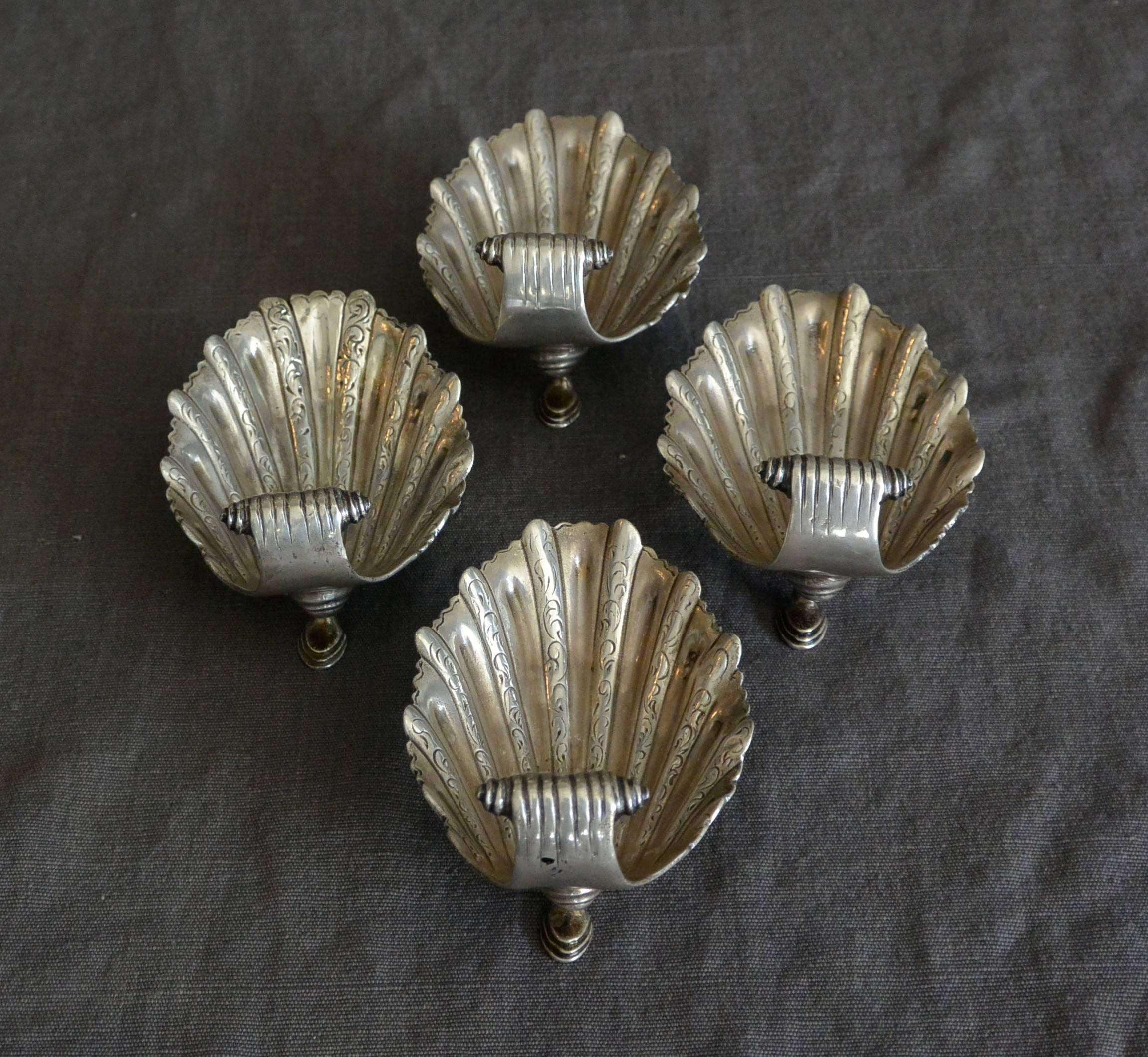 Set of Four Georgian Shell Form Silver Salts  In Good Condition For Sale In New York, NY
