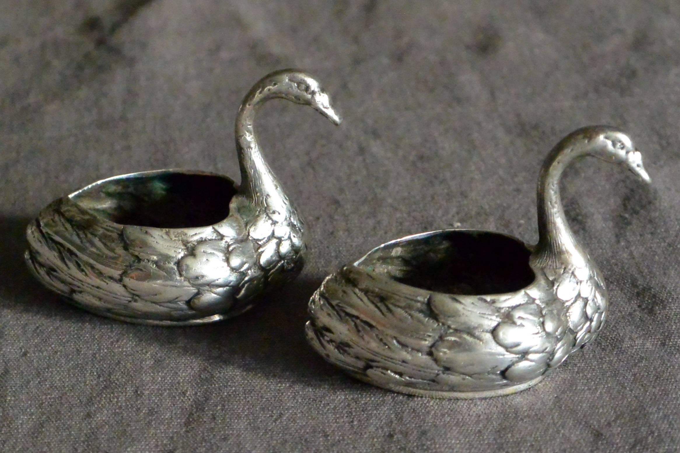 Pair Italian sterling silver swan form salt cellars. Italy, late 19th century. Stamped 800.  
Dimension: 2.25