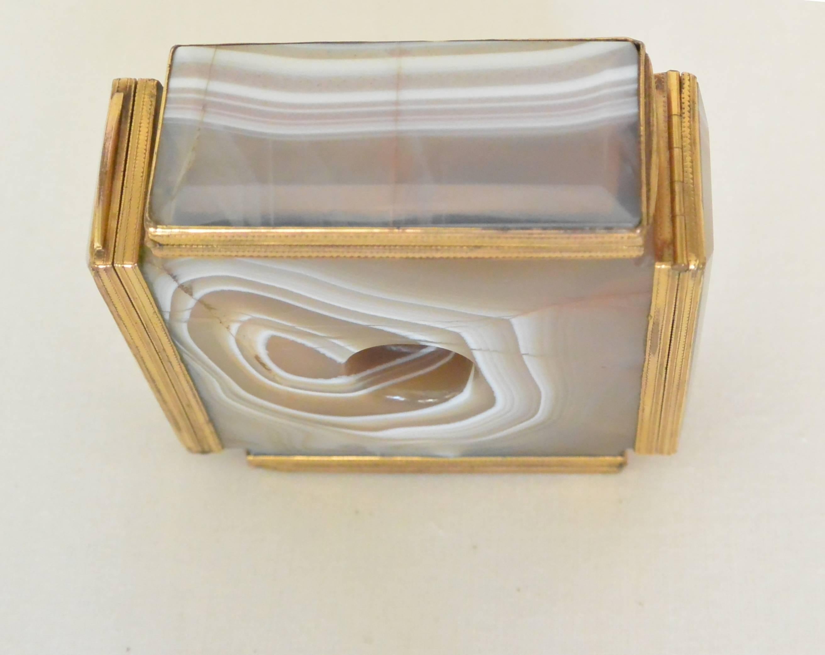 Agate and Gilt Metal Snuff Box In Good Condition For Sale In New York, NY