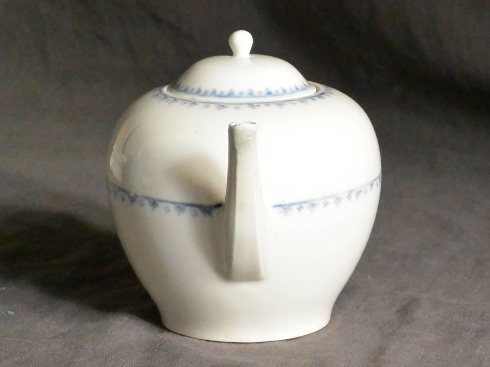 Blue and White Vienna Porcelain Teapot In Good Condition In New York, NY