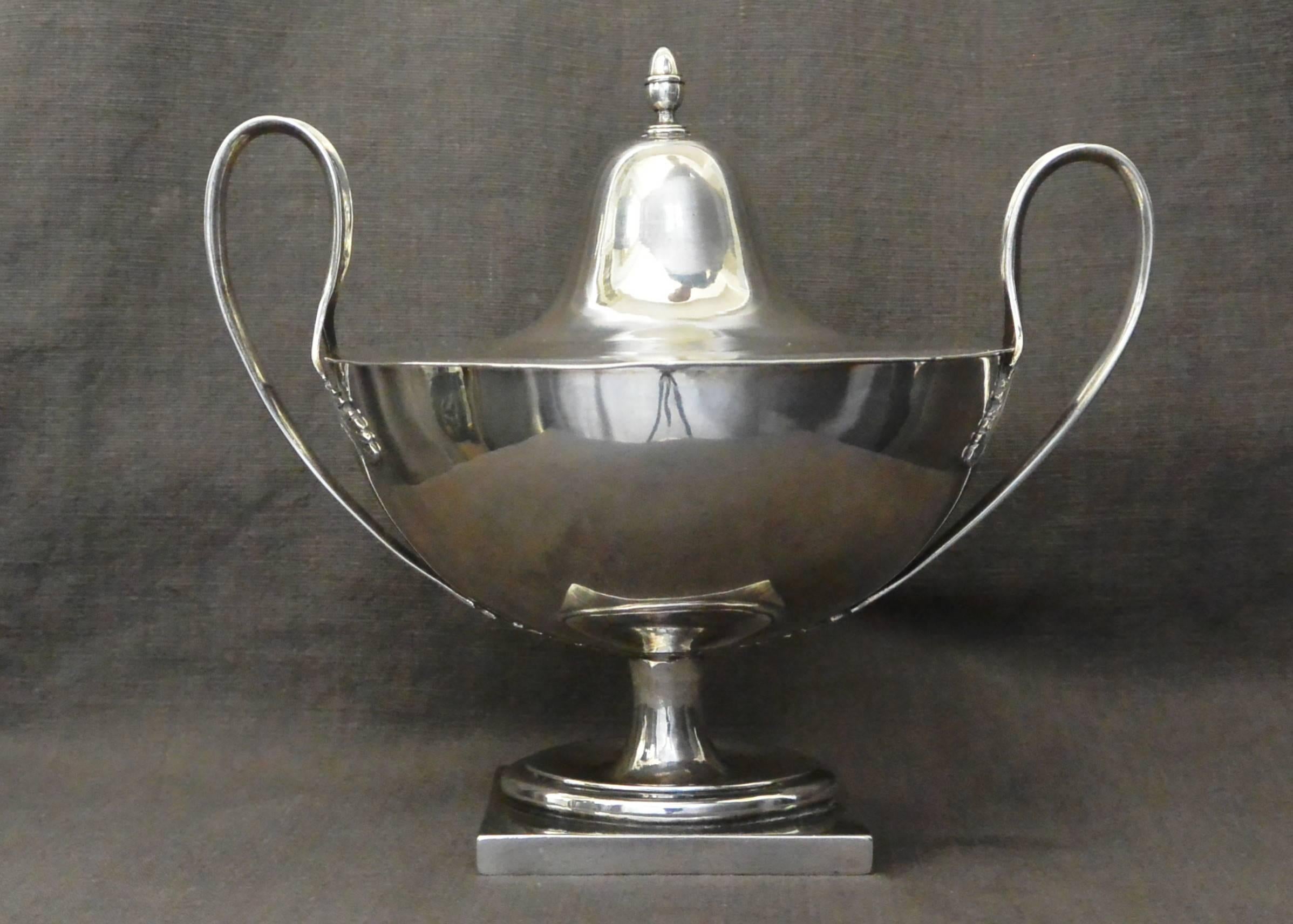  Italian Silver Neoclassical Lidded Urn In Good Condition For Sale In New York, NY