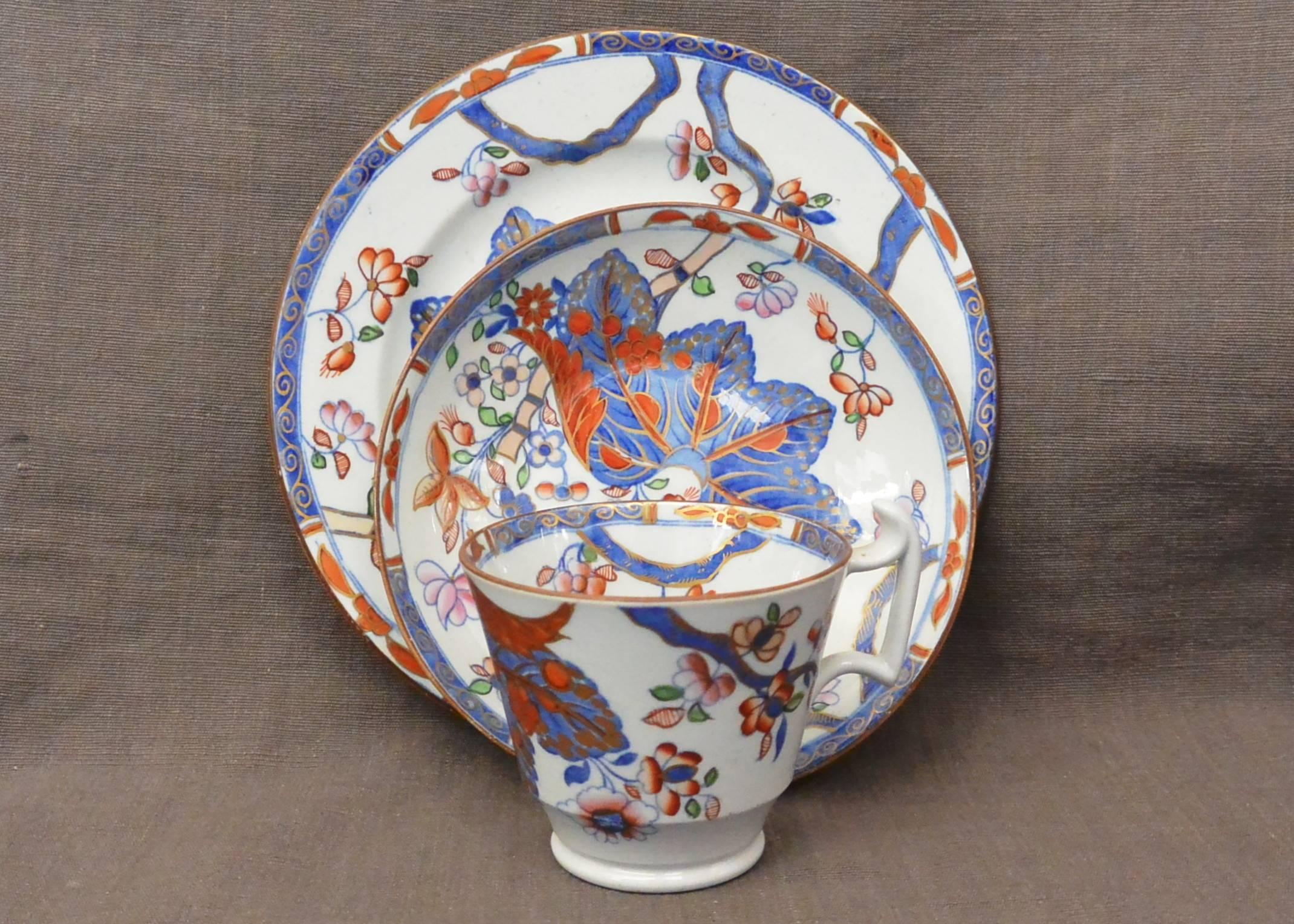 Assiette, tasse et soucoupe à motif de feuille de tabac.  Assiette individuelle Copeland et Garrett en forme de feuille de tabac/feuille de chou, tasse à café et soucoupe en bleu, rouge, pêche, rose et vert avec rehauts dorés ; un bel ensemble de