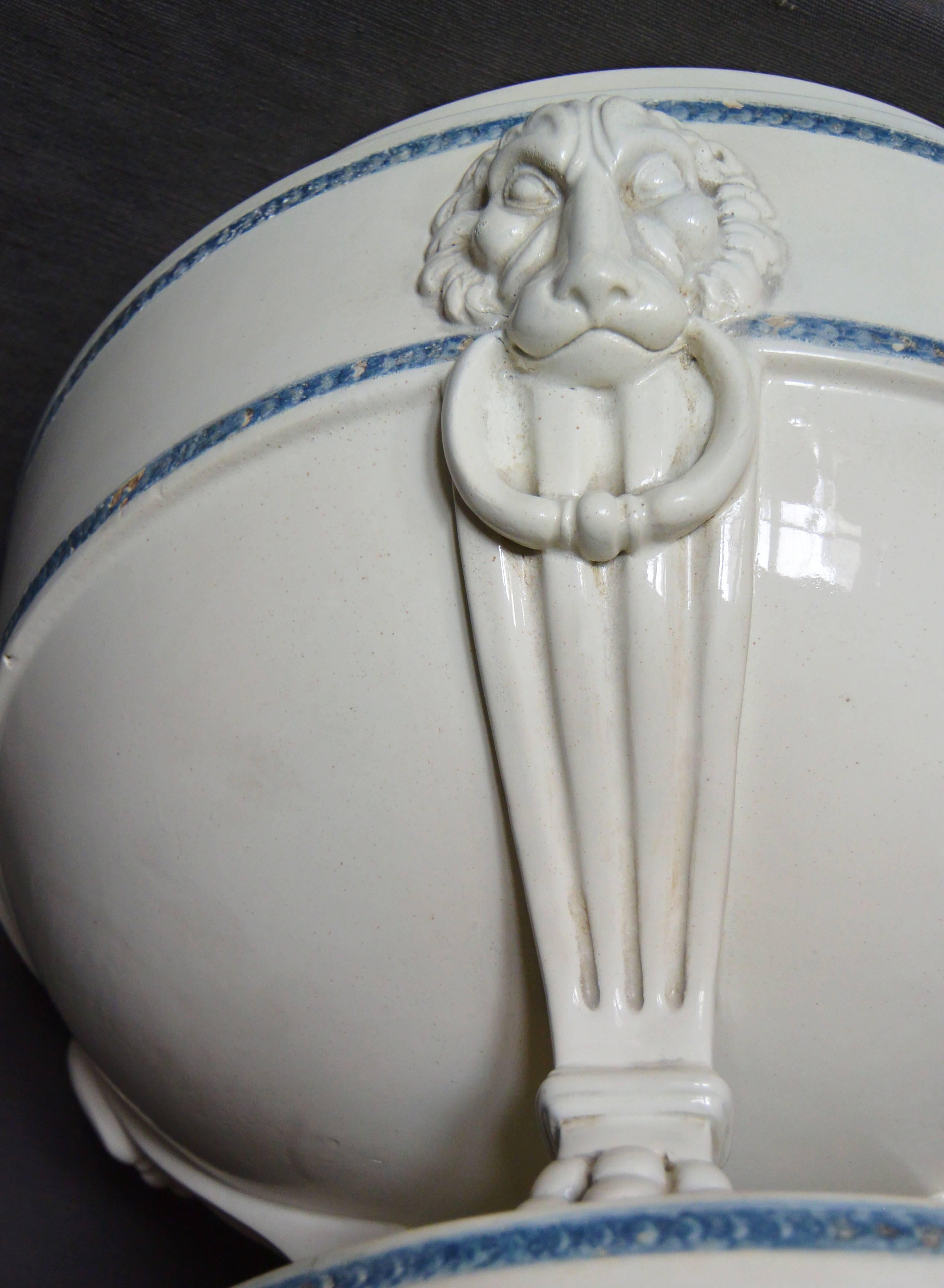 19th Century Large Neoclassical Creamware Tureen For Sale