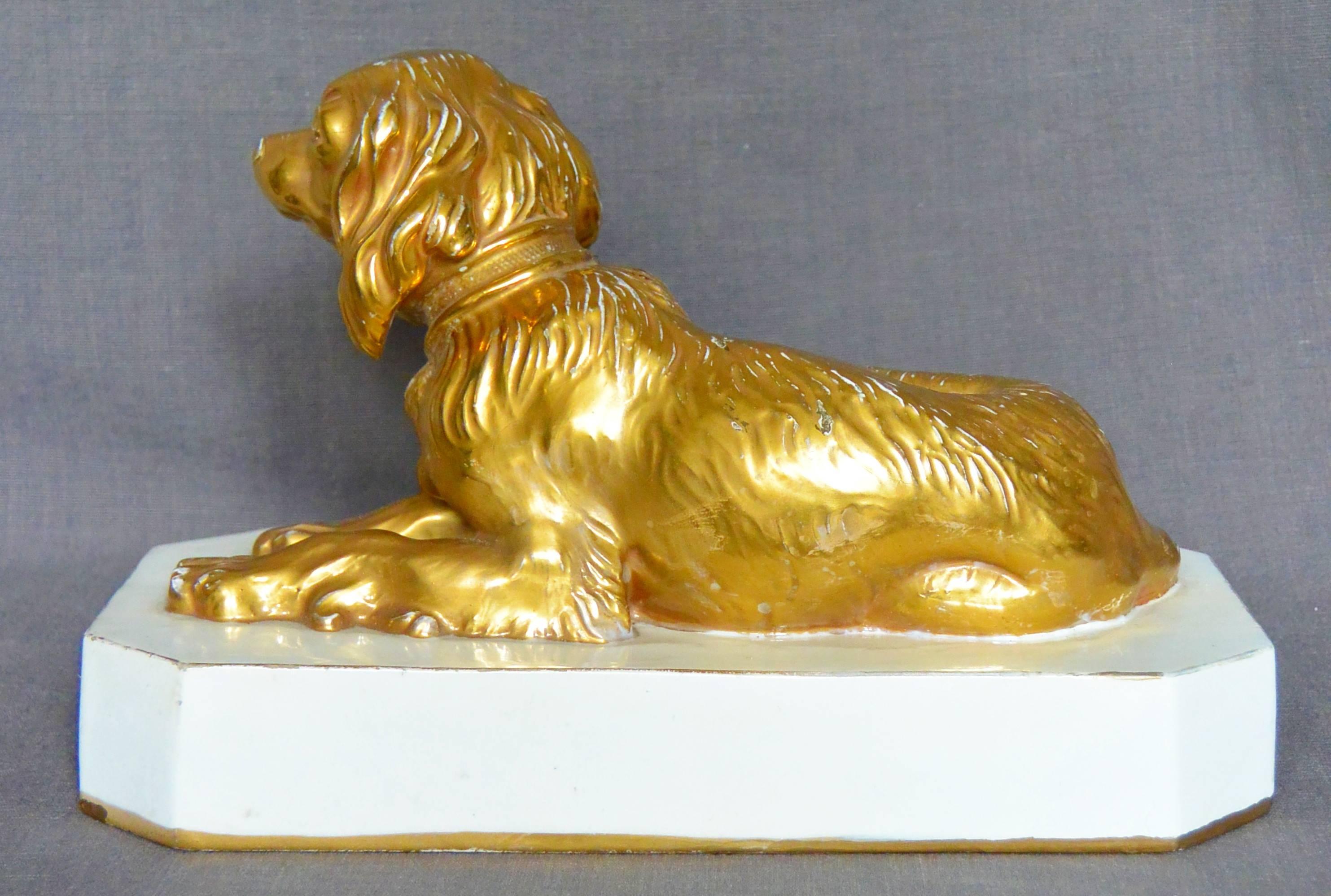 italien Cavalier King Charles Spaniel - Chien en porcelaine dorée en vente