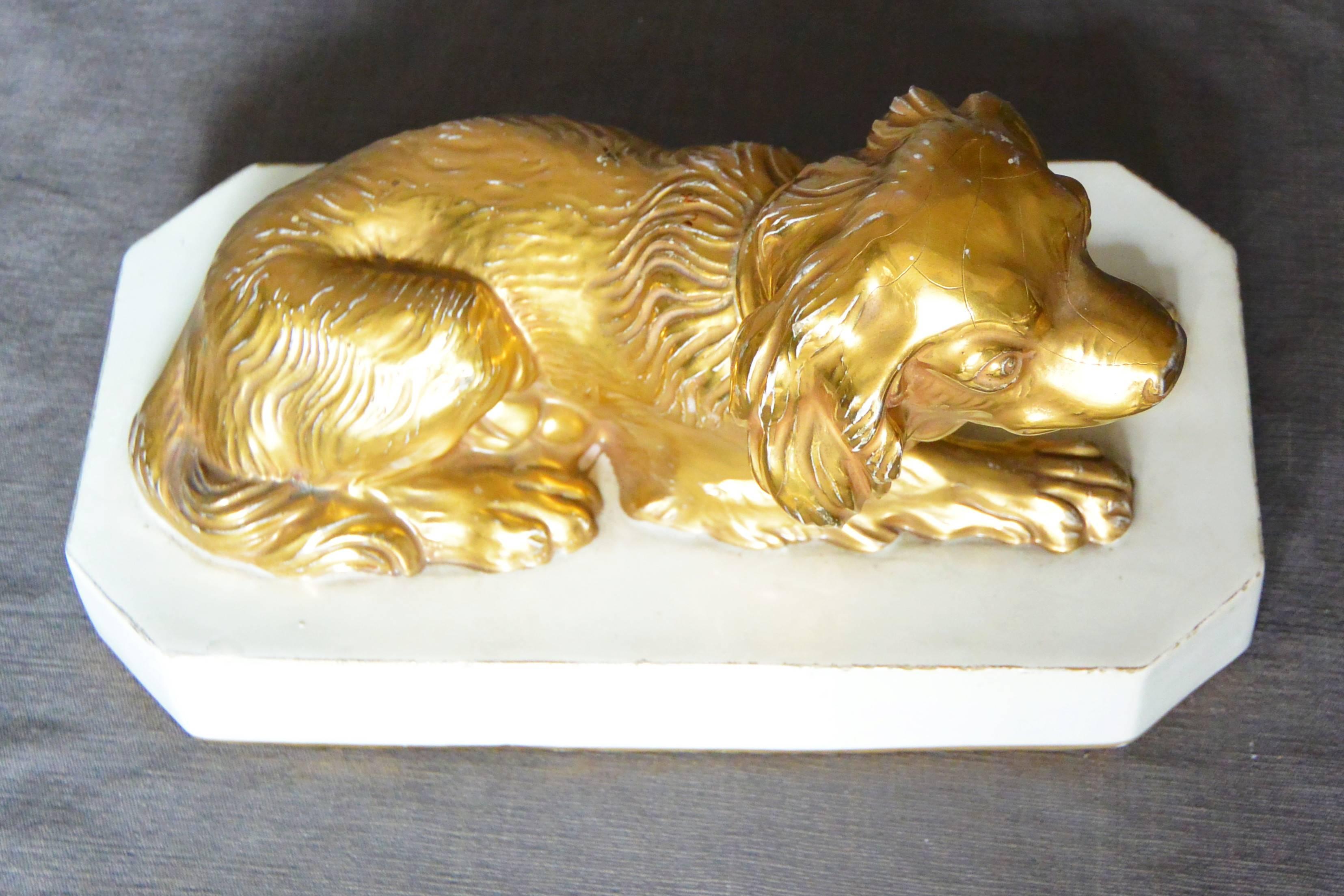 XVIIIe siècle Cavalier King Charles Spaniel - Chien en porcelaine dorée en vente