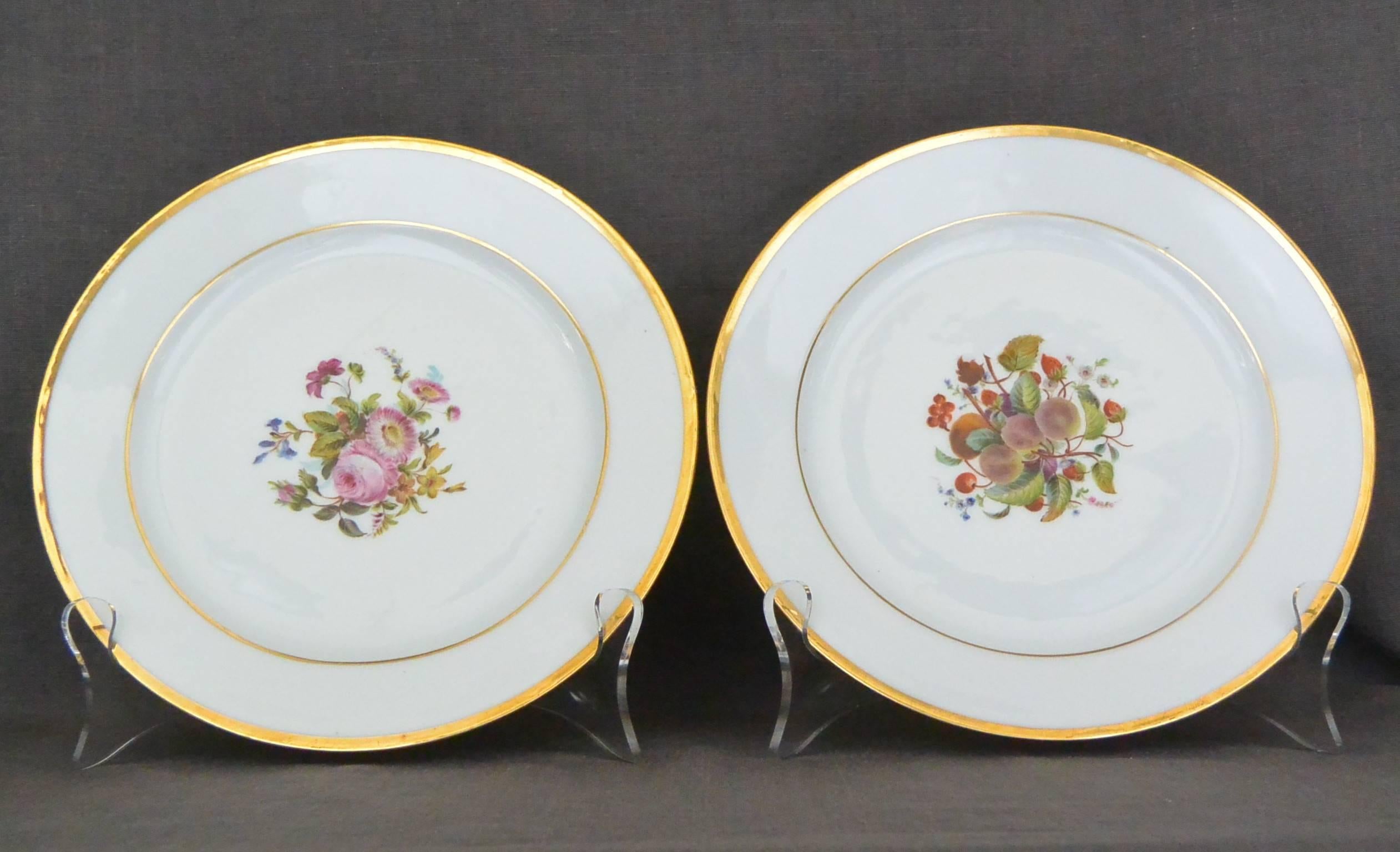 XIXe siècle Ensemble de dix assiettes à bandes dorées décorées de fleurs Empire en vente