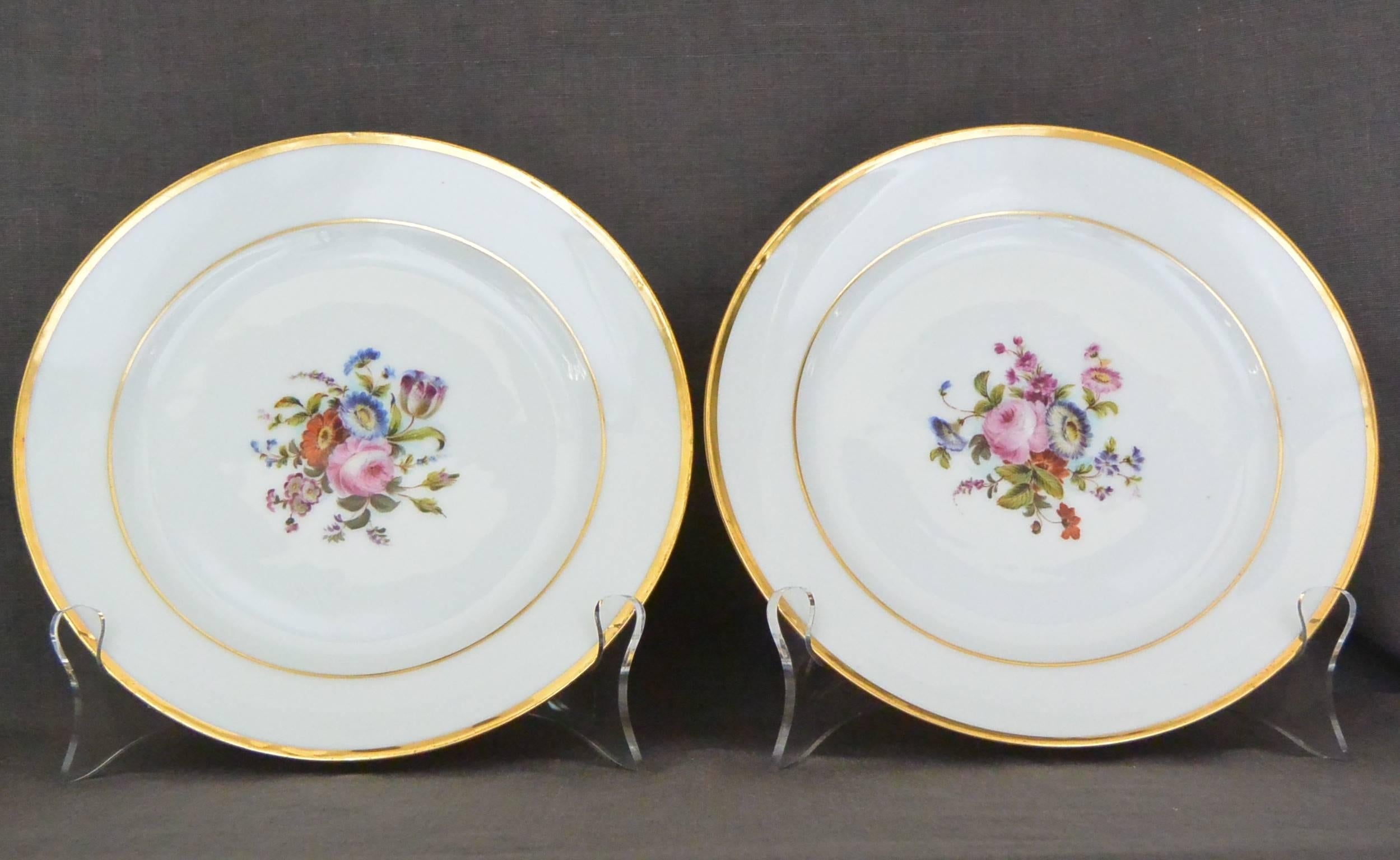 Porcelaine Ensemble de dix assiettes à bandes dorées décorées de fleurs Empire en vente