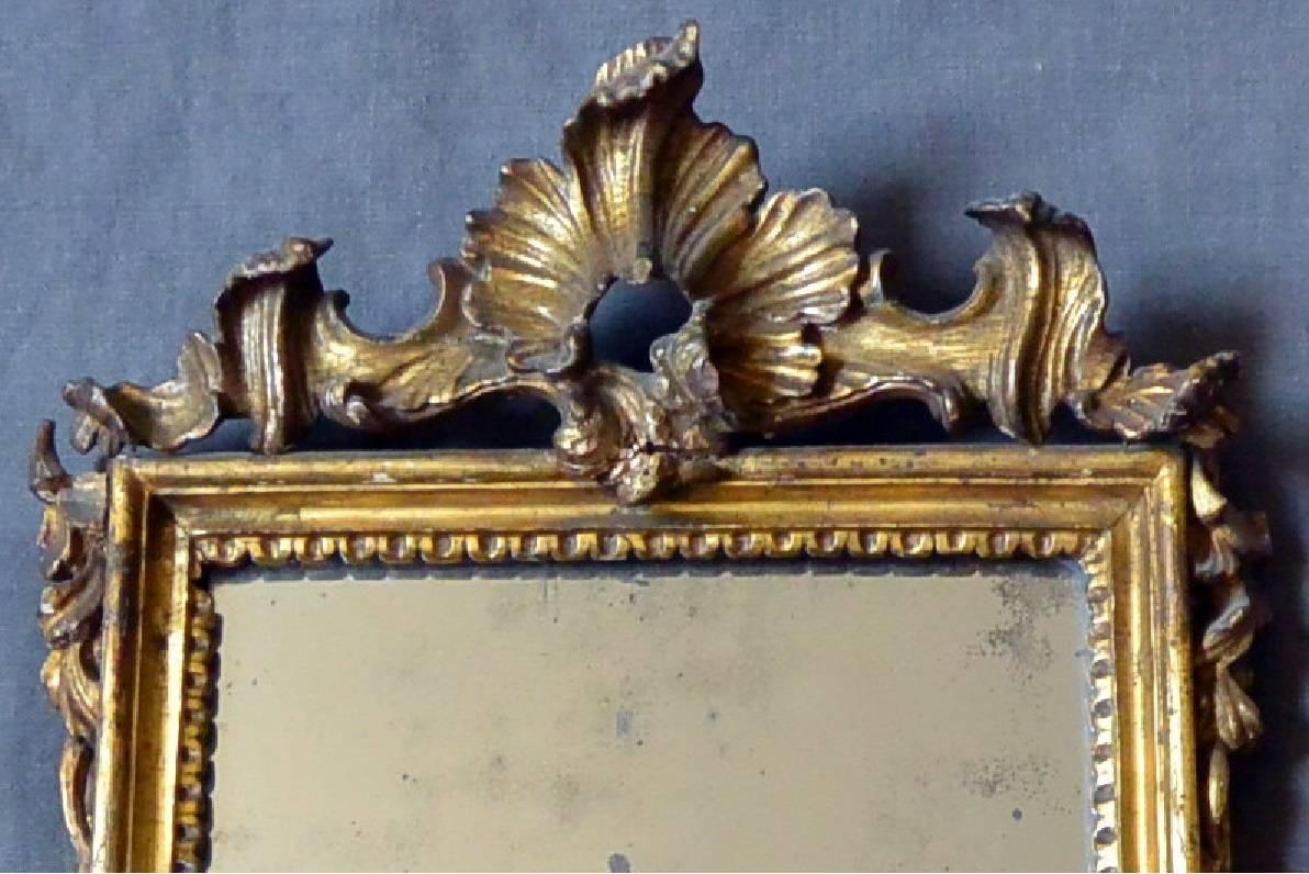 Small Italian 18th Century Rococo Gilt Carved Mirror In Good Condition In New York, NY