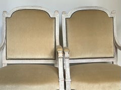 Zwei Sessel im Louis-XVI-Stil aus kamelfarbenem Baumwollsamt