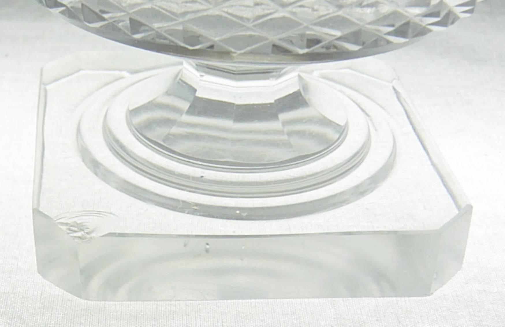Antike Vase aus geschliffenem Kristall im Angebot 1