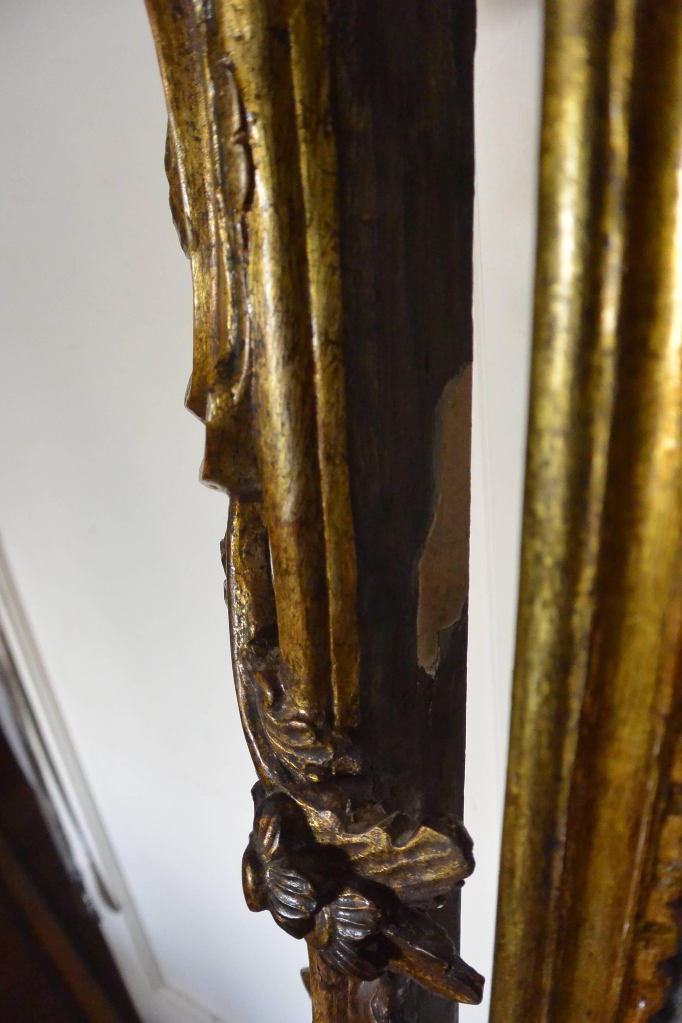 Grand miroir italien sculpté et doré de style Louis XV en vente 4