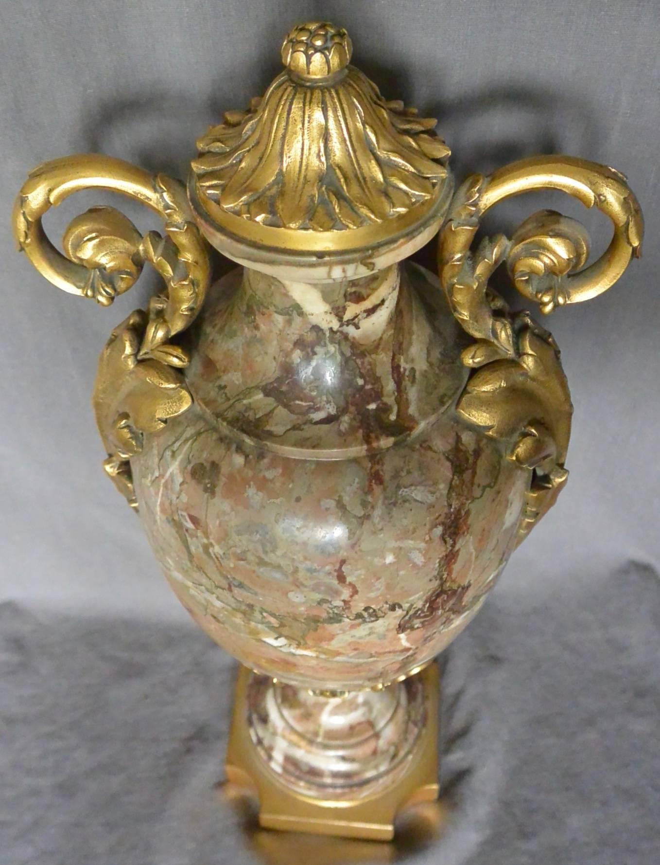 Continental Ormolu-Mounted Marble Urn In Good Condition For Sale In New York, NY