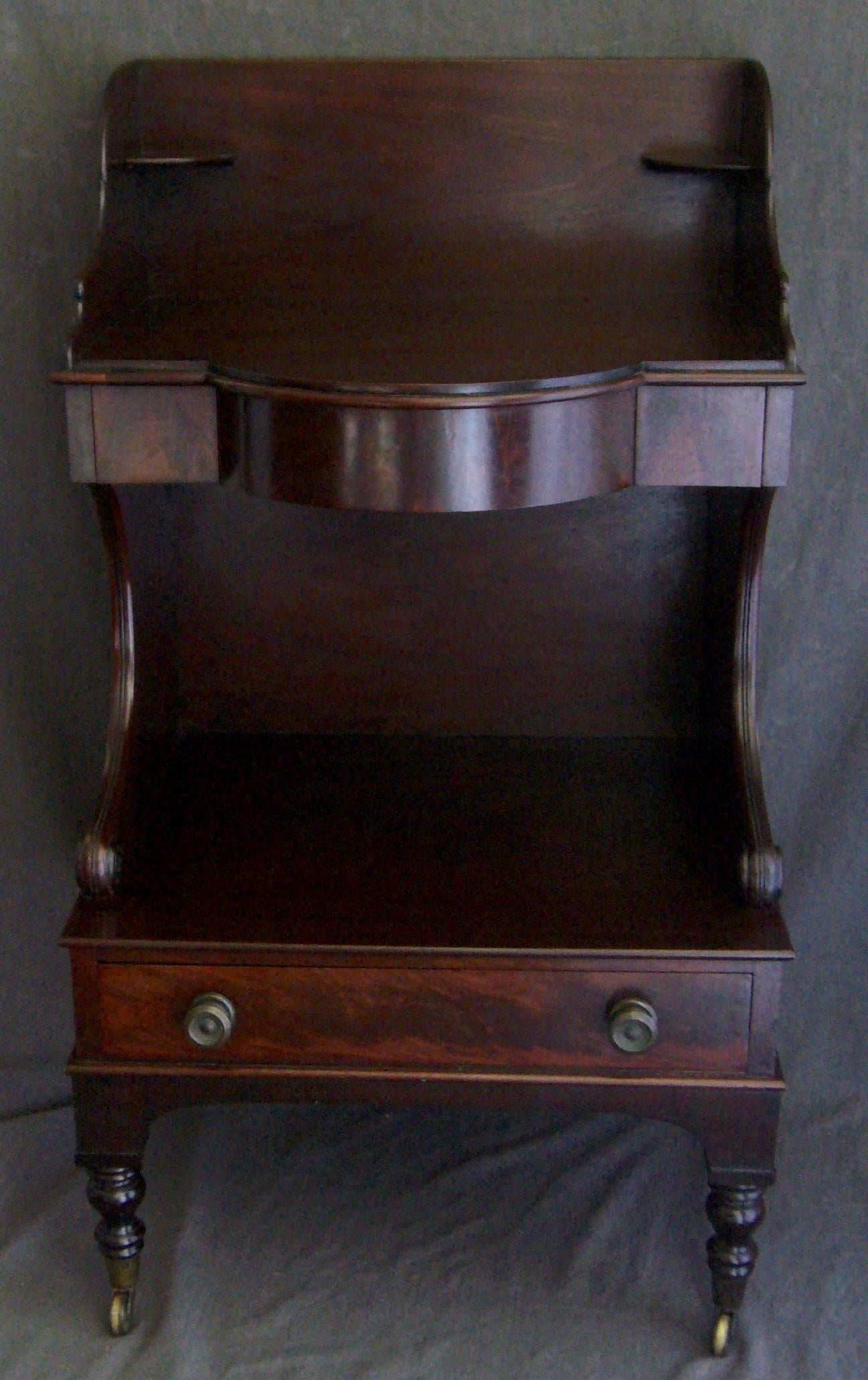 American Federal Mahogany Washstand Side Table In Good Condition In New York, NY