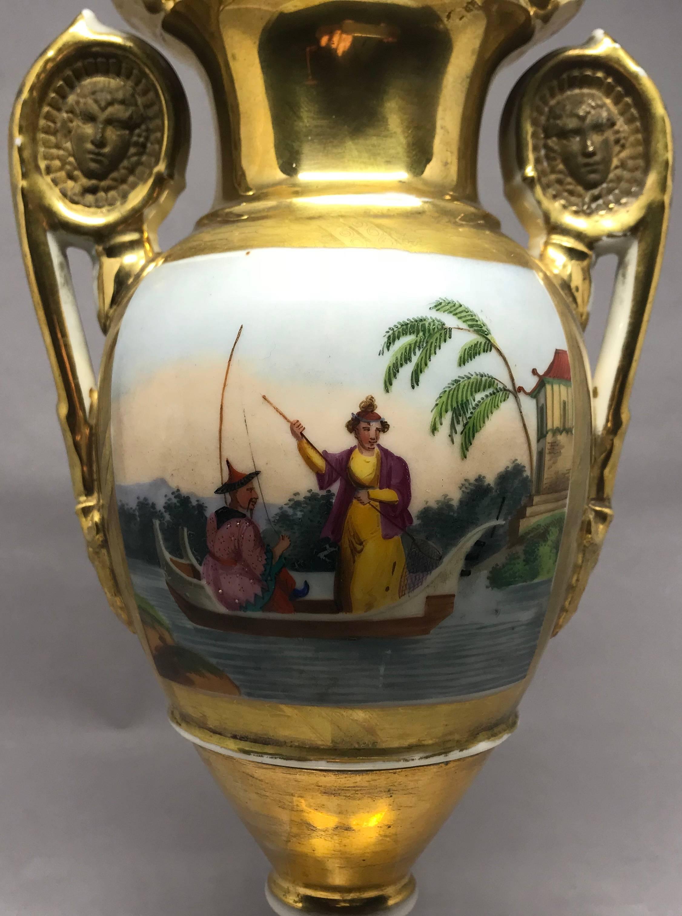 Français Paire de vases Empire dorés de style chinoiseries en vente