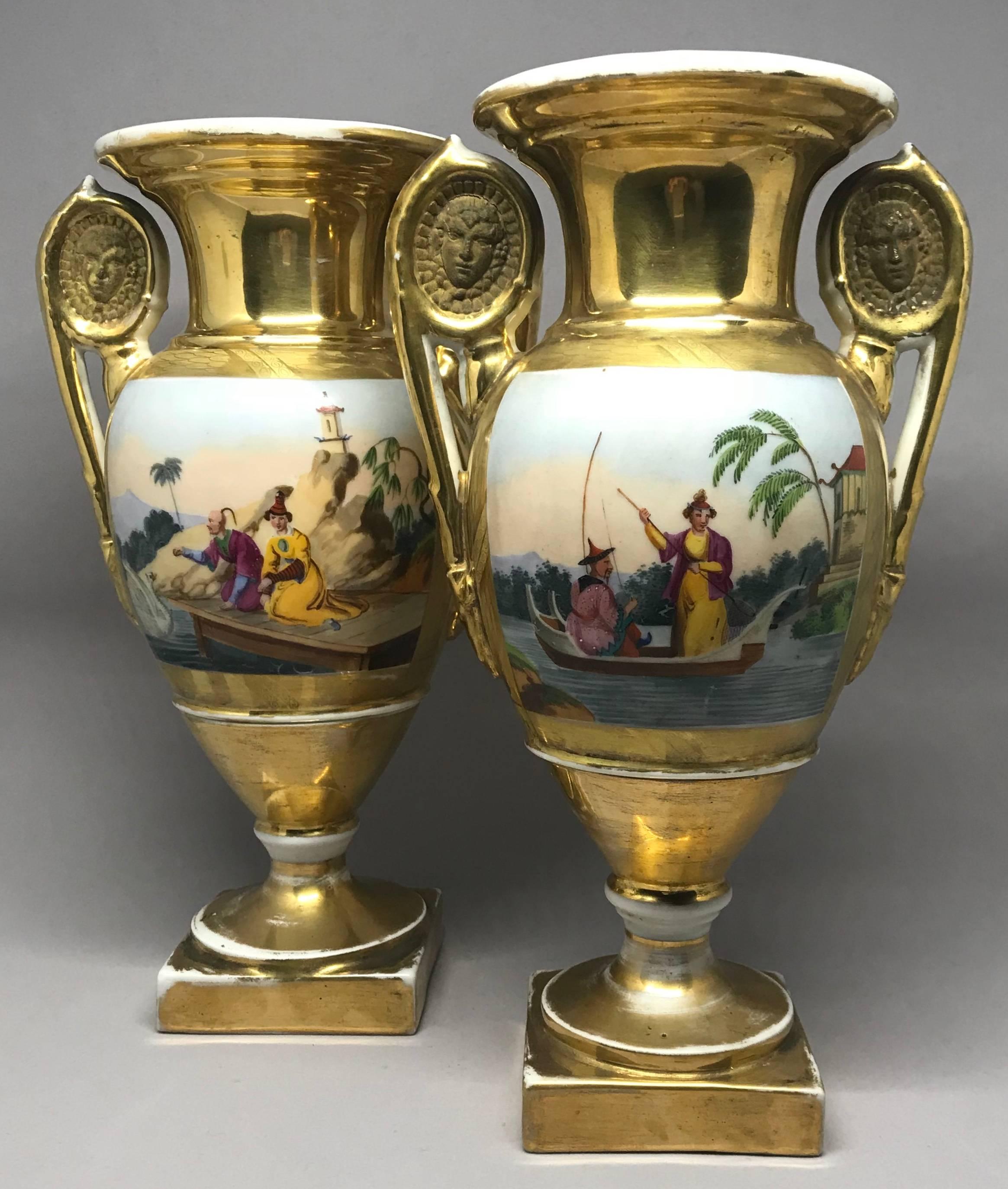 Paire de vases Empire dorés de style chinoiseries en vente 1