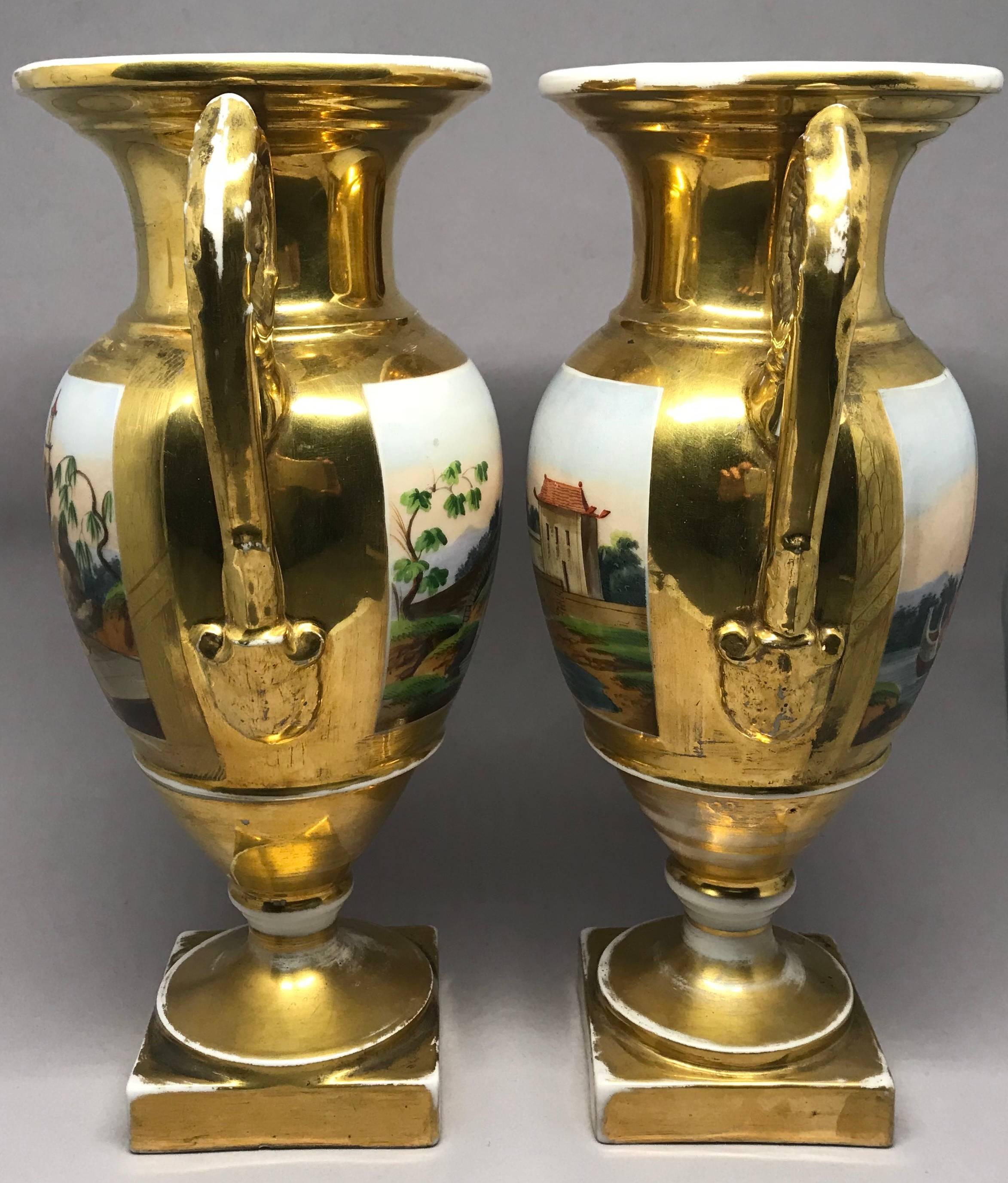 Porcelaine Paire de vases Empire dorés de style chinoiseries en vente