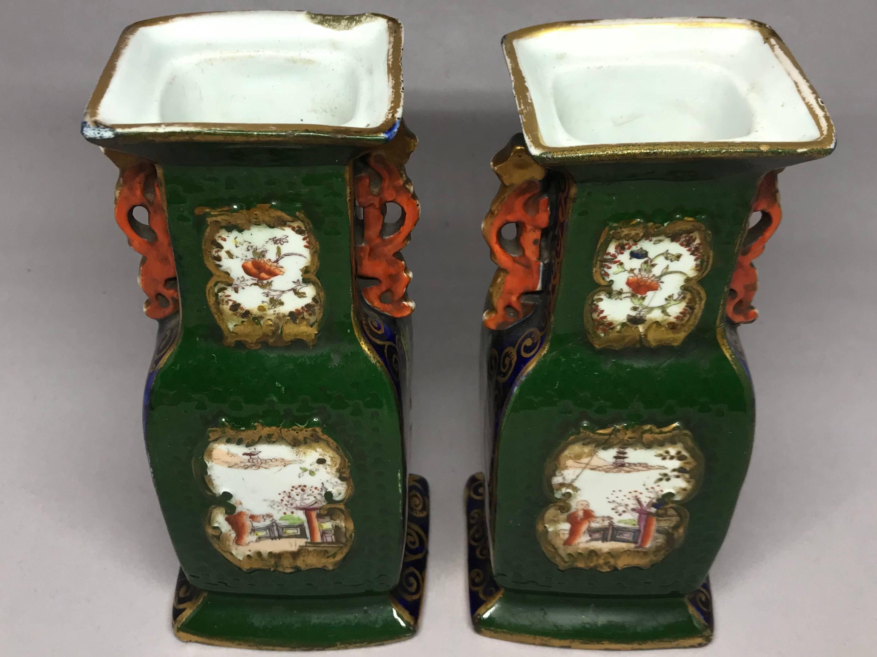 Grüne englische Vasen im chinesischen Stil, Paar (19. Jahrhundert) im Angebot