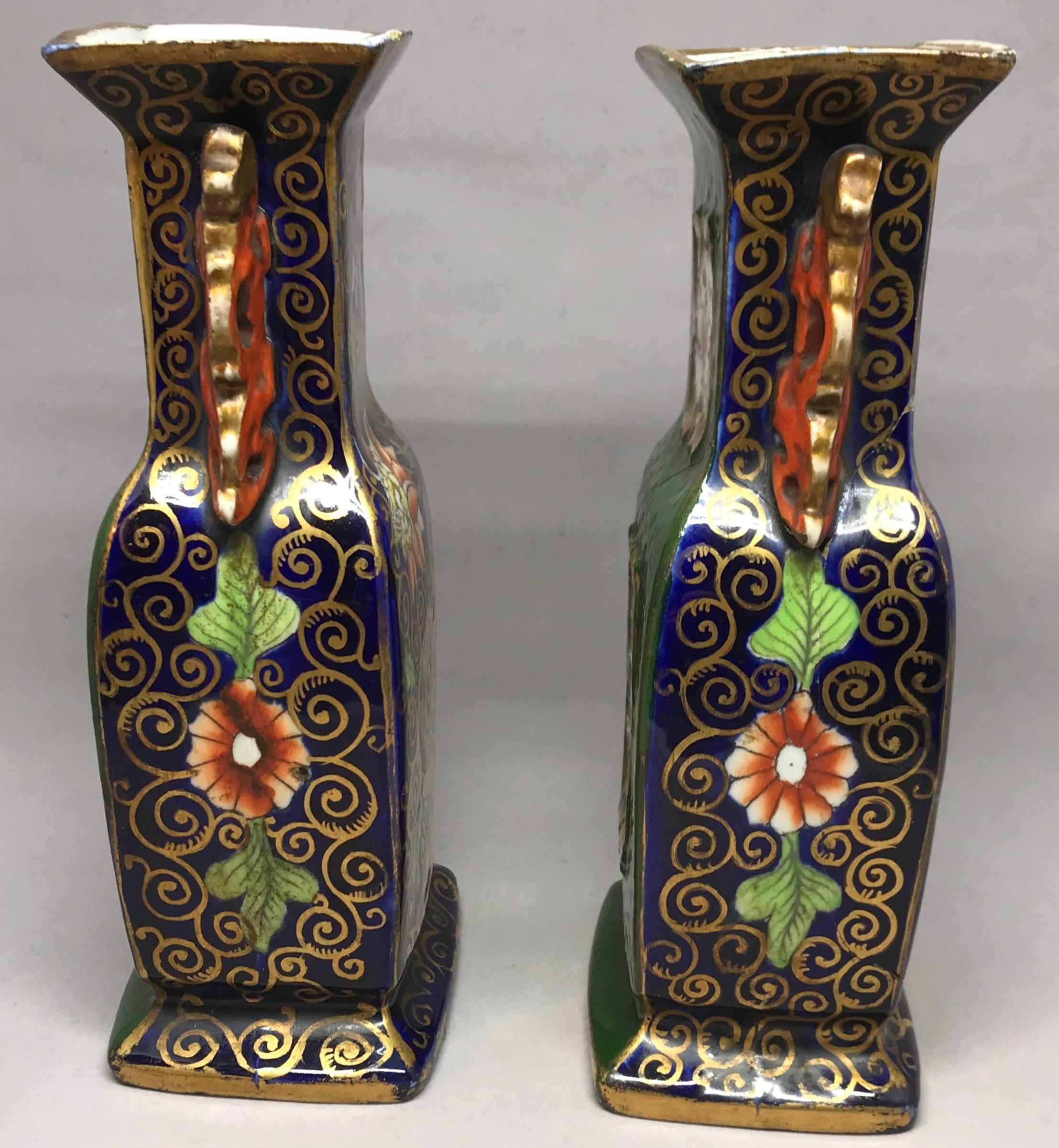 Grüne englische Vasen im chinesischen Stil, Paar (Englisch) im Angebot